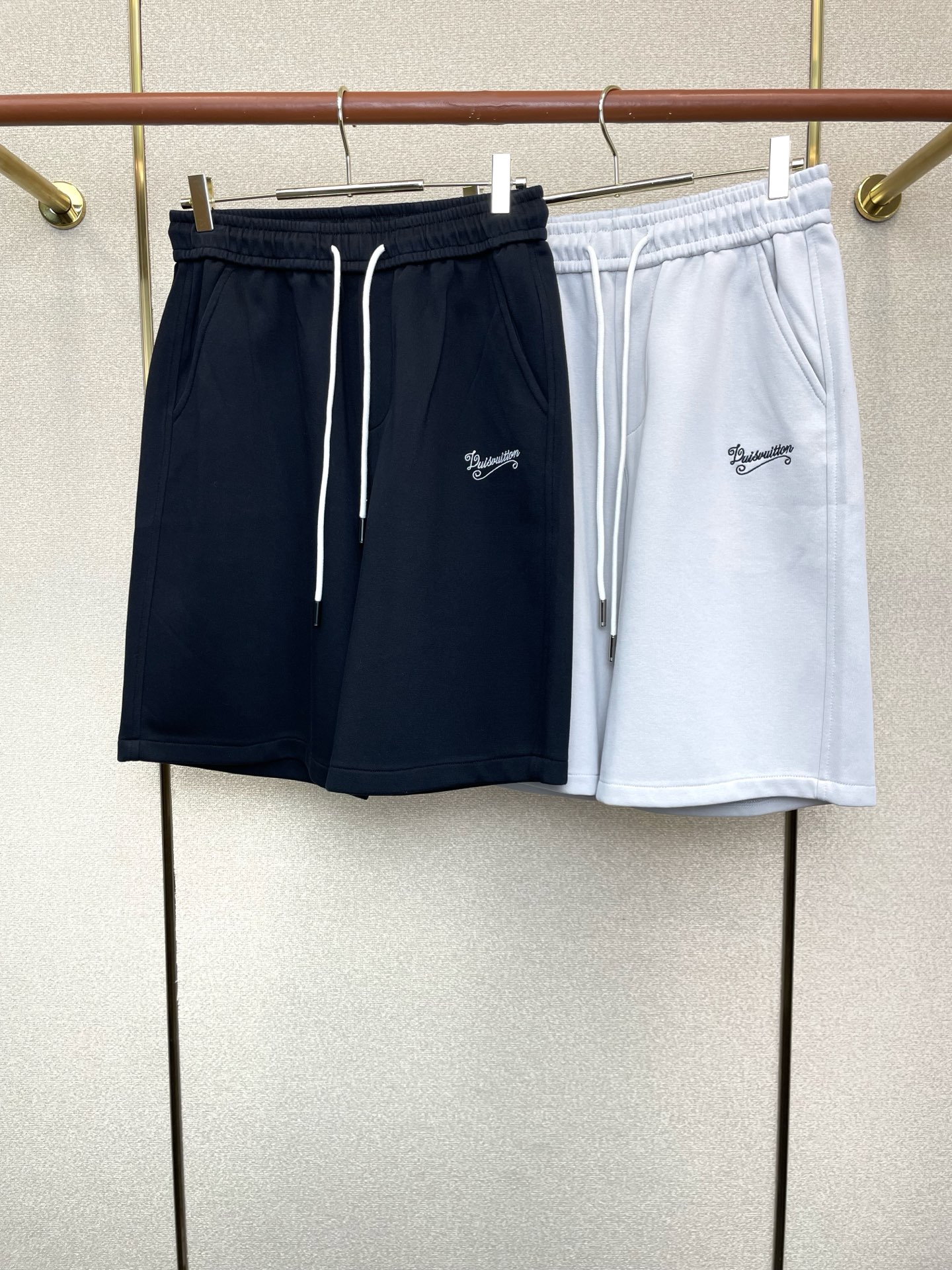 。Louis Vuitton路易威登💥砸锅卖铁都要上的新款新款休闲短裤🩳高端版本！专柜定制面料 透气舒适