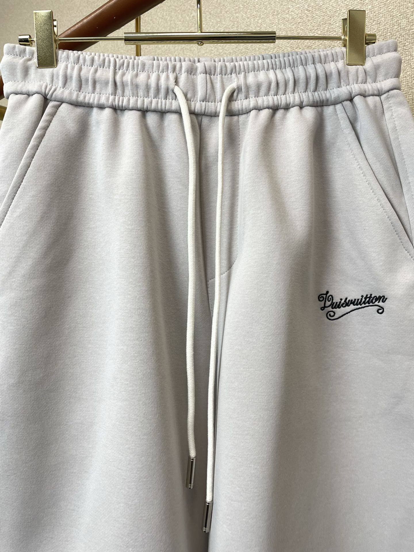 。Louis Vuitton路易威登💥砸锅卖铁都要上的新款新款休闲短裤🩳高端版本！专柜定制面料 透气舒适