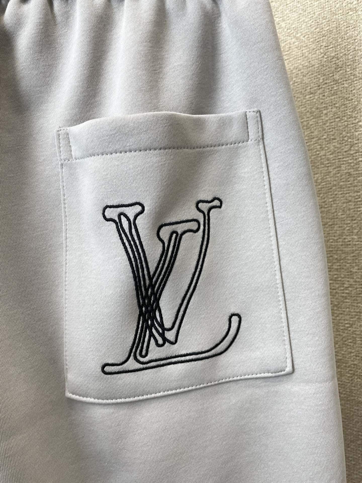 。Louis Vuitton路易威登💥砸锅卖铁都要上的新款新款休闲短裤🩳高端版本！专柜定制面料 透气舒适