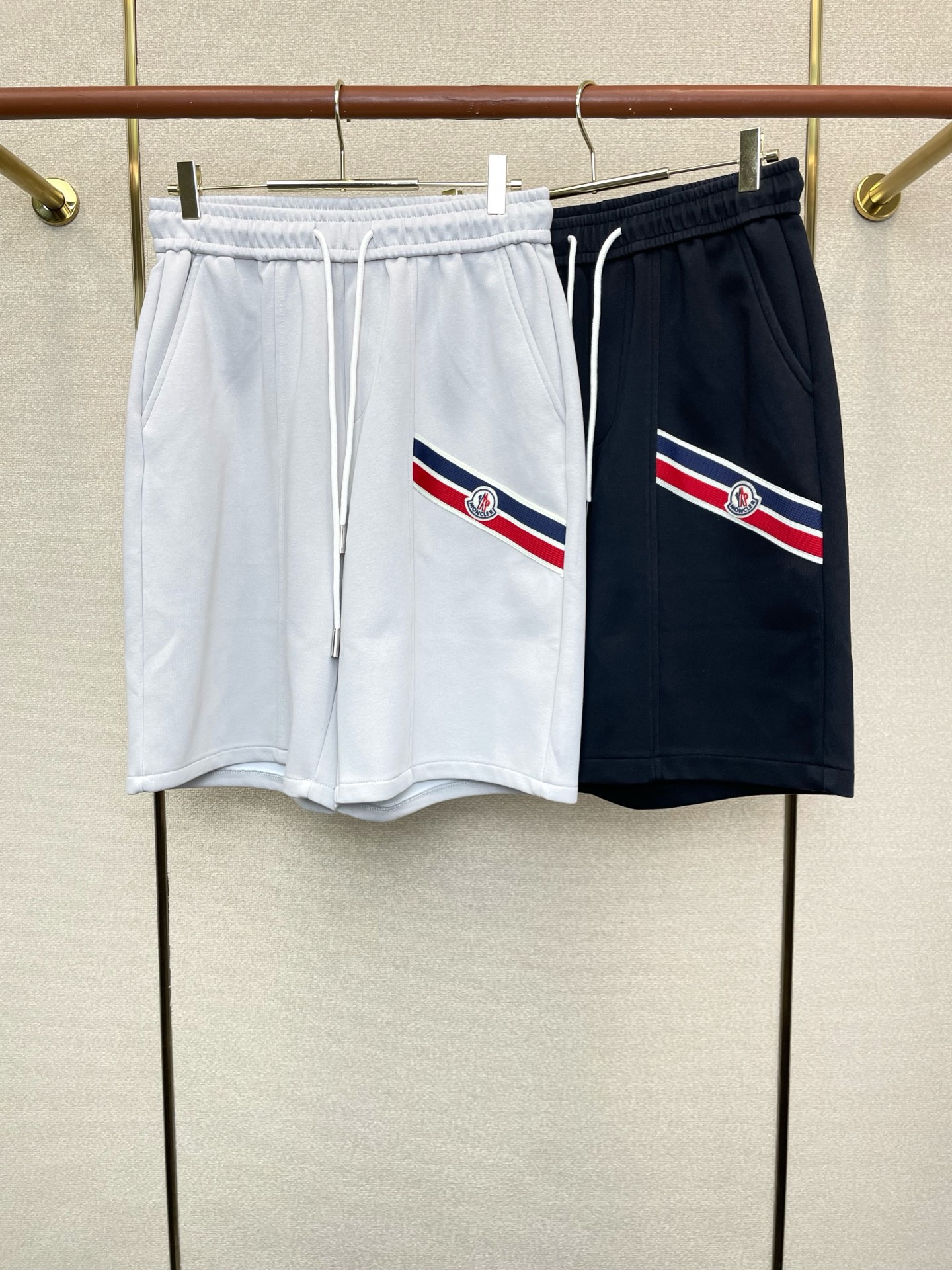 。Moncler蒙口💥砸锅卖铁都要上的新款新款休闲短裤🩳高端版本！专柜定制面料 透气舒适度高，细节无可挑