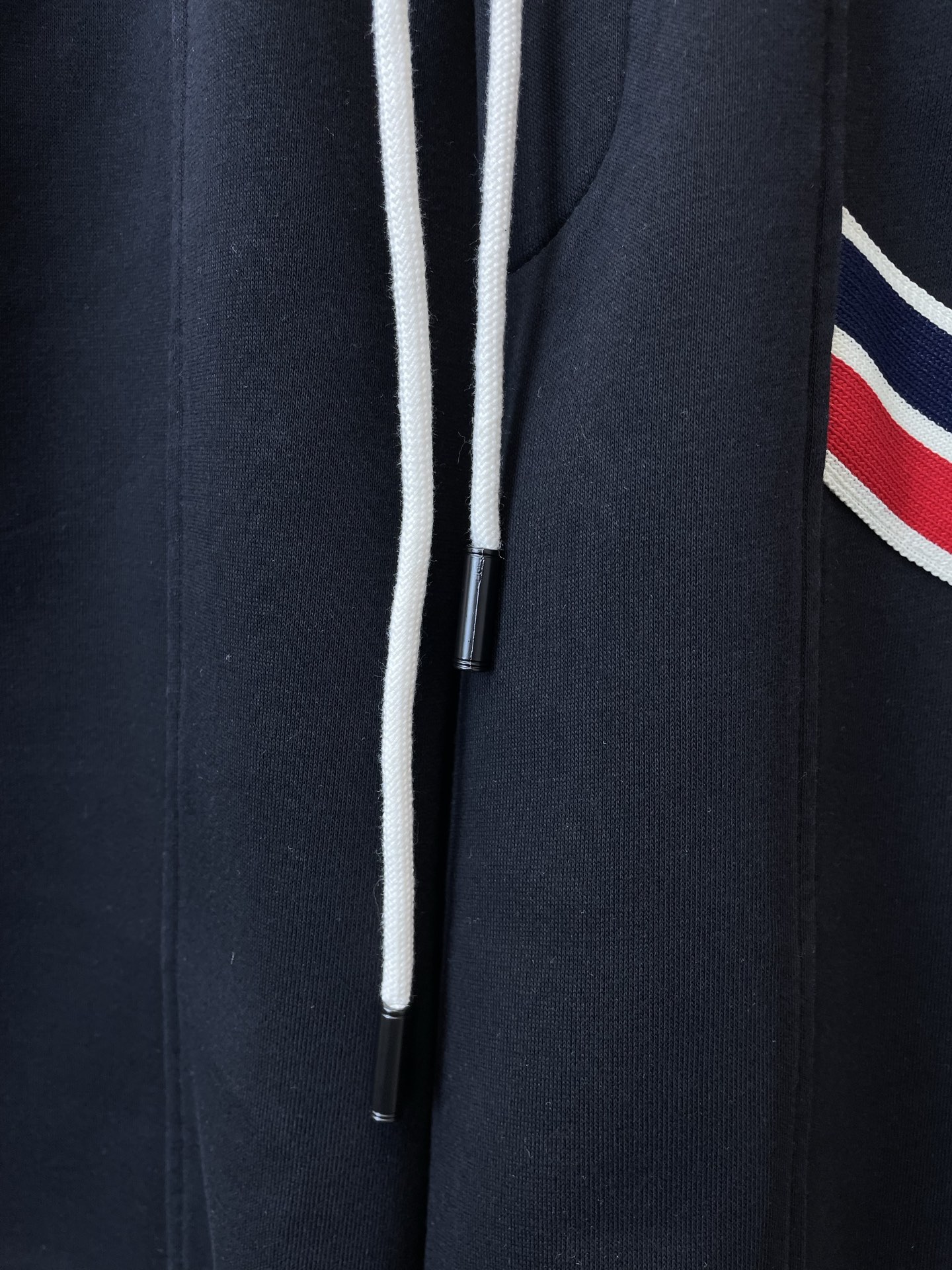 。Moncler蒙口💥砸锅卖铁都要上的新款新款休闲短裤🩳高端版本！专柜定制面料 透气舒适度高，细节无可挑