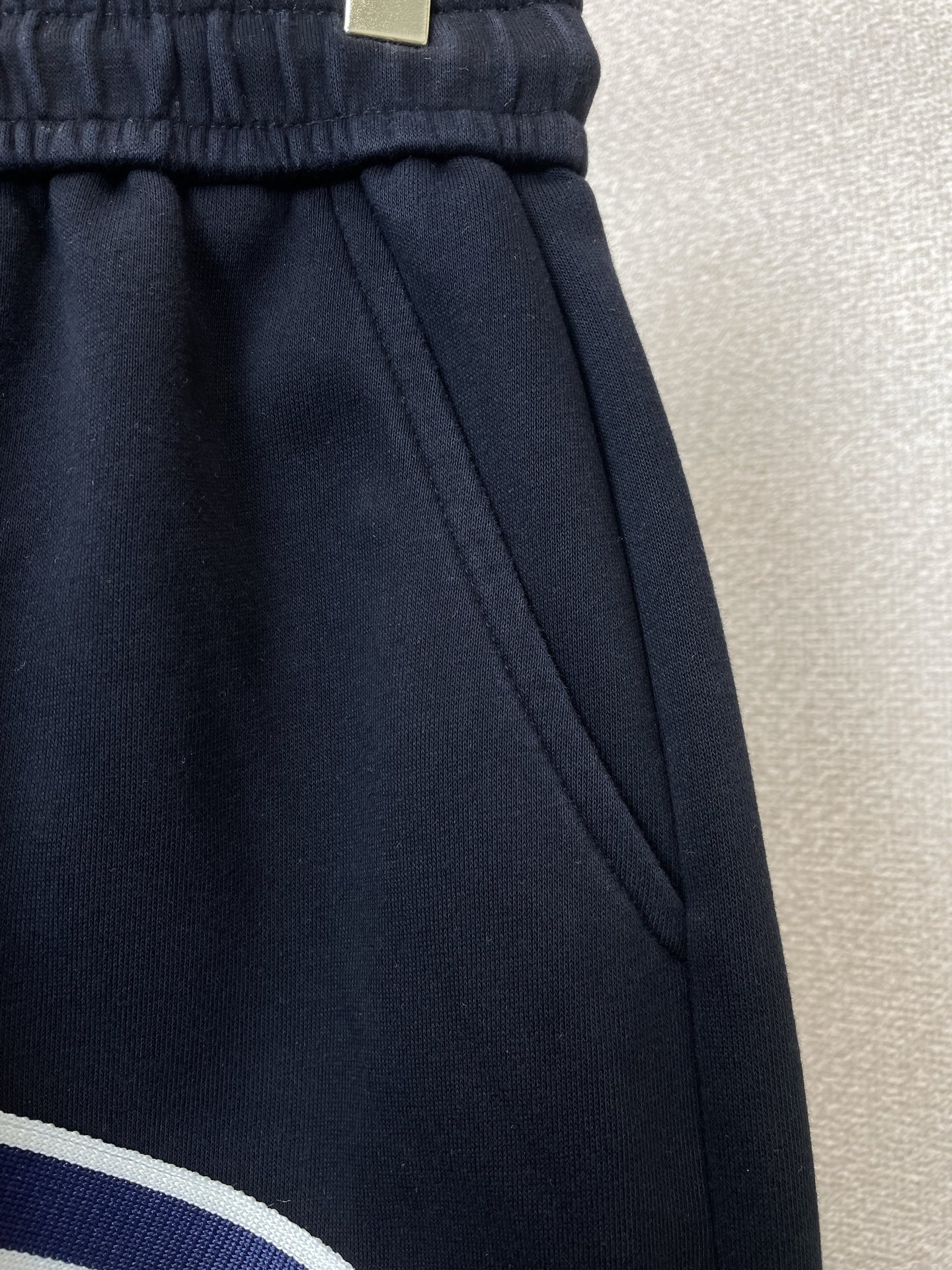 。Moncler蒙口💥砸锅卖铁都要上的新款新款休闲短裤🩳高端版本！专柜定制面料 透气舒适度高，细节无可挑