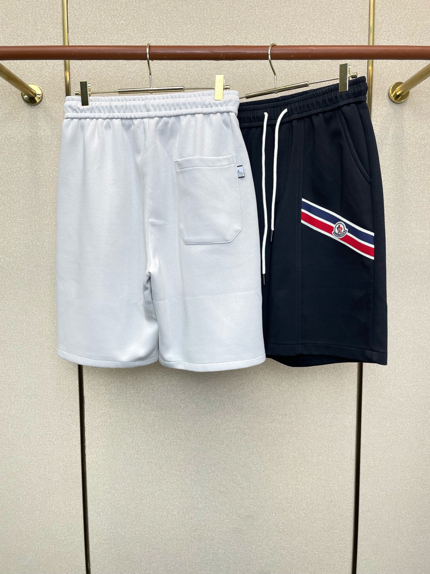 。Moncler蒙口💥砸锅卖铁都要上的新款新款休闲短裤🩳高端版本！专柜定制面料 透气舒适度高，细节无可挑