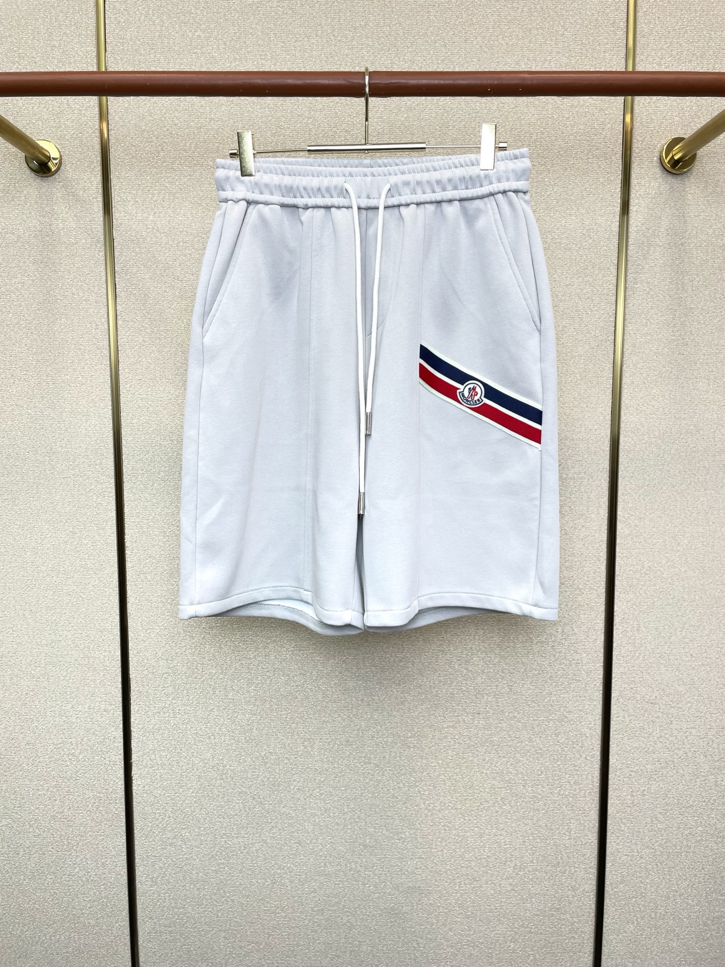 。Moncler蒙口💥砸锅卖铁都要上的新款新款休闲短裤🩳高端版本！专柜定制面料 透气舒适度高，细节无可挑