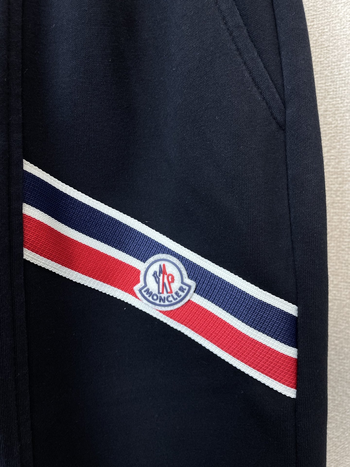 。Moncler蒙口💥砸锅卖铁都要上的新款新款休闲短裤🩳高端版本！专柜定制面料 透气舒适度高，细节无可挑