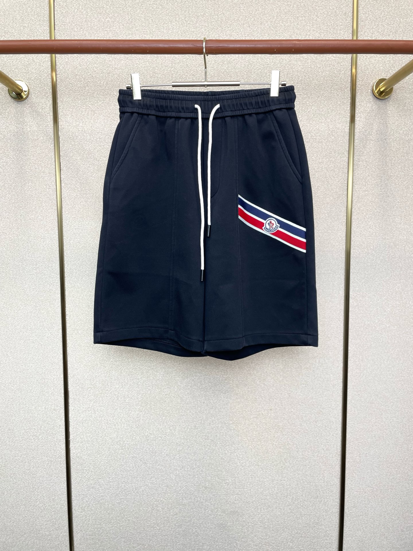 。Moncler蒙口💥砸锅卖铁都要上的新款新款休闲短裤🩳高端版本！专柜定制面料 透气舒适度高，细节无可挑