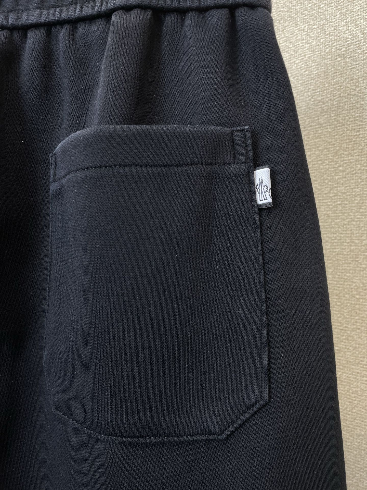 。Moncler蒙口💥砸锅卖铁都要上的新款新款休闲短裤🩳高端版本！专柜定制面料 透气舒适度高，细节无可挑