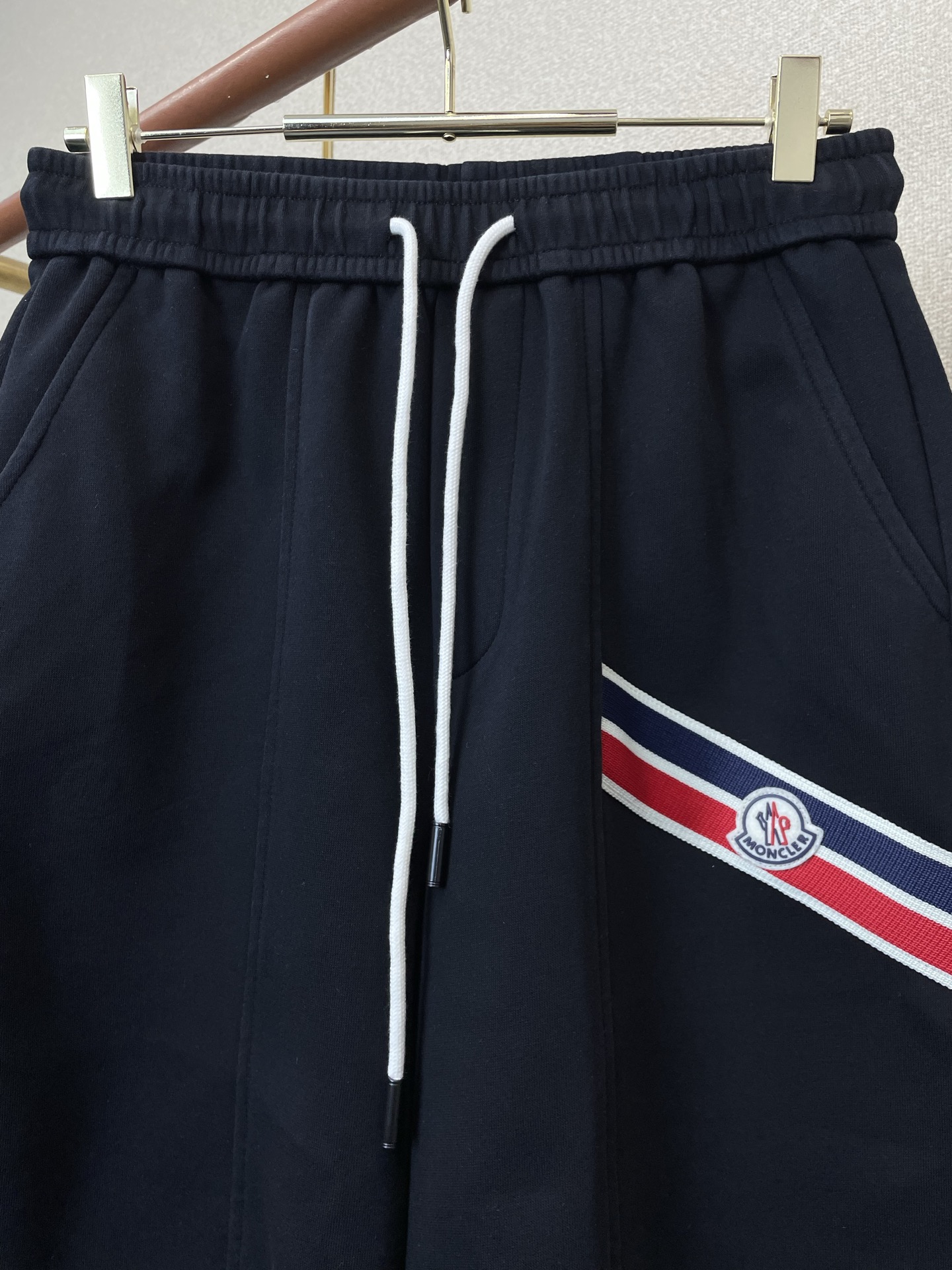 。Moncler蒙口💥砸锅卖铁都要上的新款新款休闲短裤🩳高端版本！专柜定制面料 透气舒适度高，细节无可挑