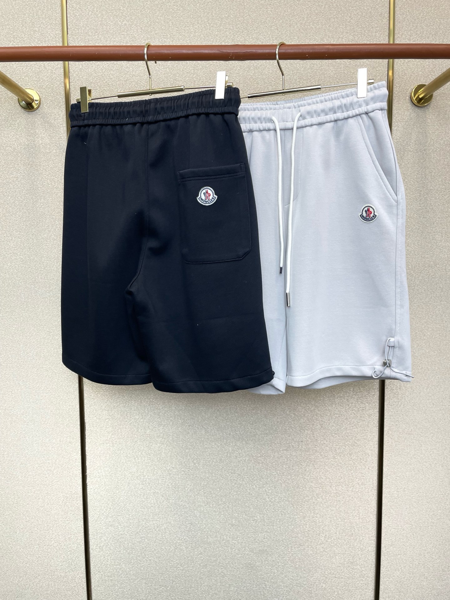 。Moncler蒙口💥砸锅卖铁都要上的新款新款休闲短裤🩳高端版本！专柜定制面料 透气舒适度高，细节无可挑