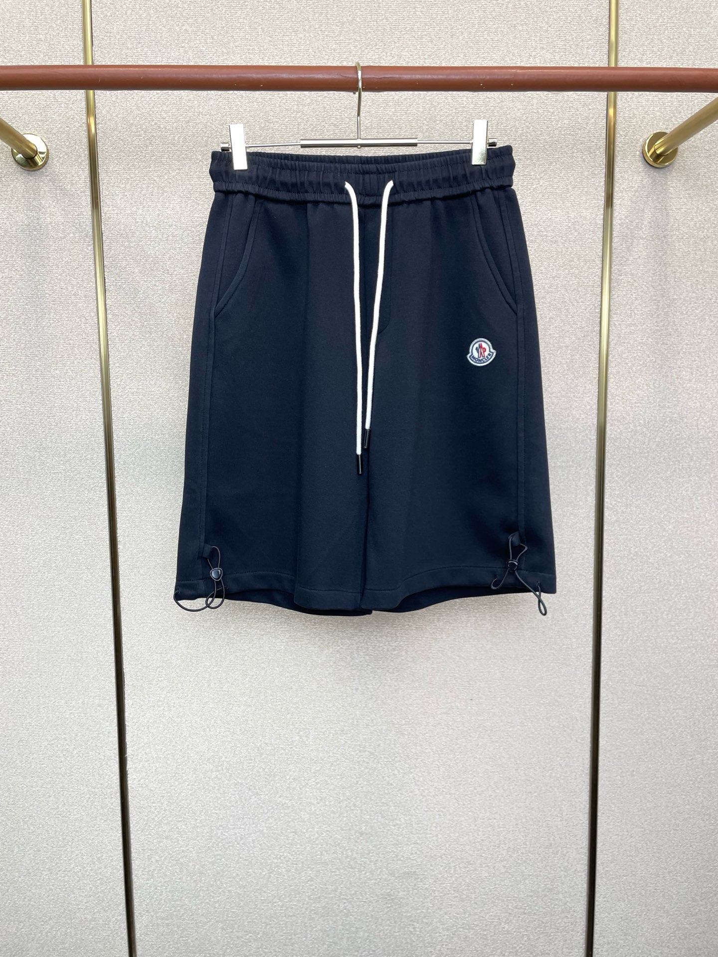 。Moncler蒙口💥砸锅卖铁都要上的新款新款休闲短裤🩳高端版本！专柜定制面料 透气舒适度高，细节无可挑