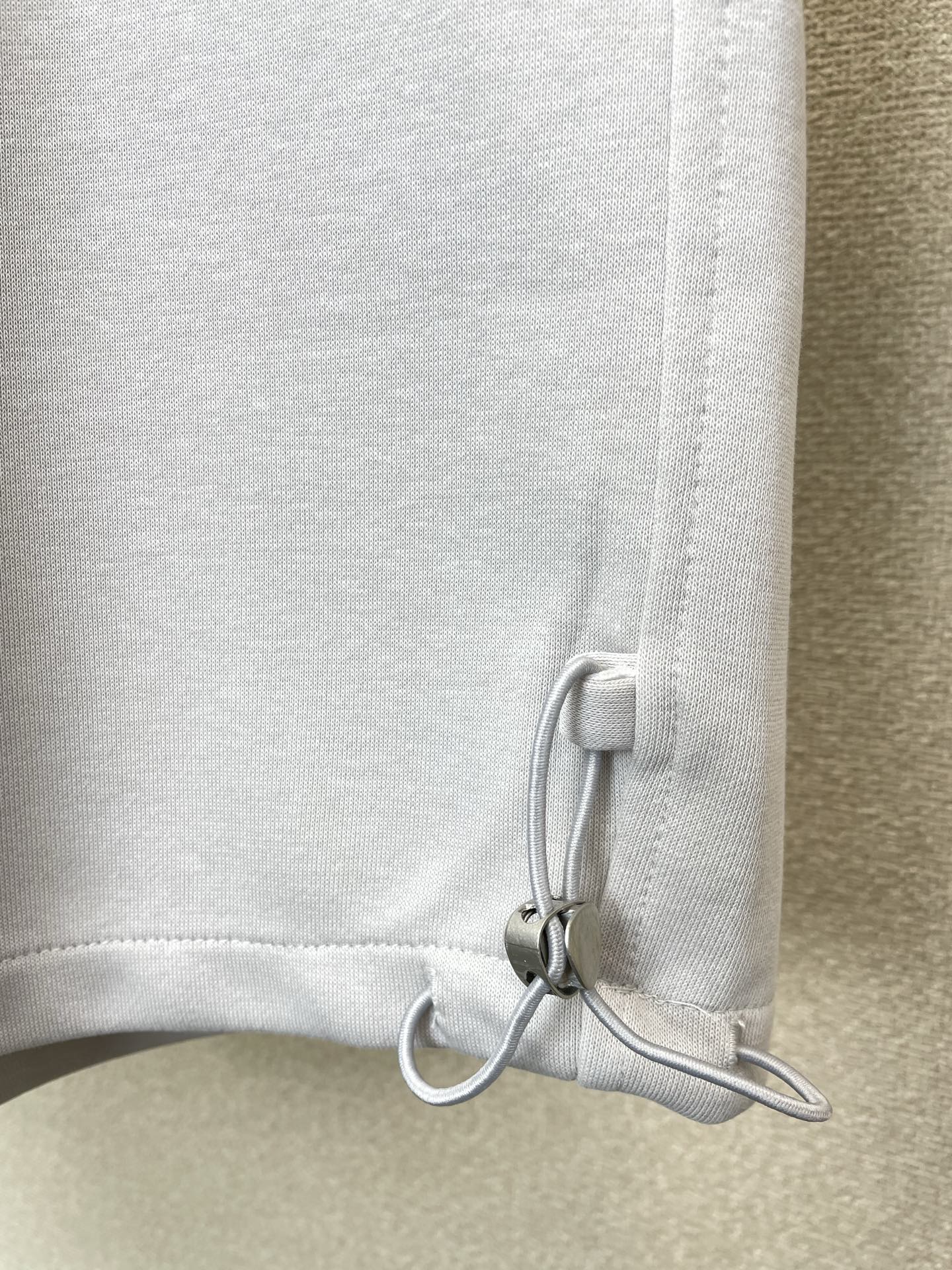 。Moncler蒙口💥砸锅卖铁都要上的新款新款休闲短裤🩳高端版本！专柜定制面料 透气舒适度高，细节无可挑