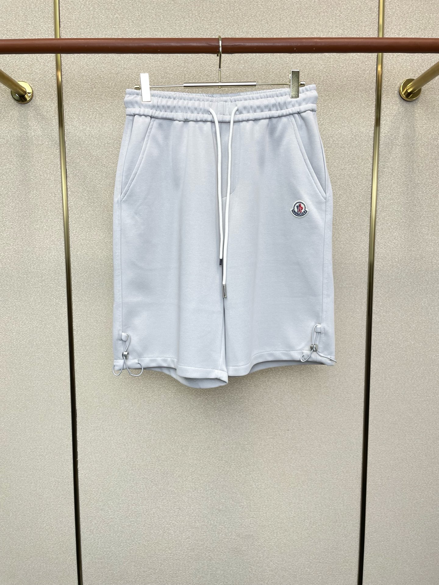 。Moncler蒙口💥砸锅卖铁都要上的新款新款休闲短裤🩳高端版本！专柜定制面料 透气舒适度高，细节无可挑