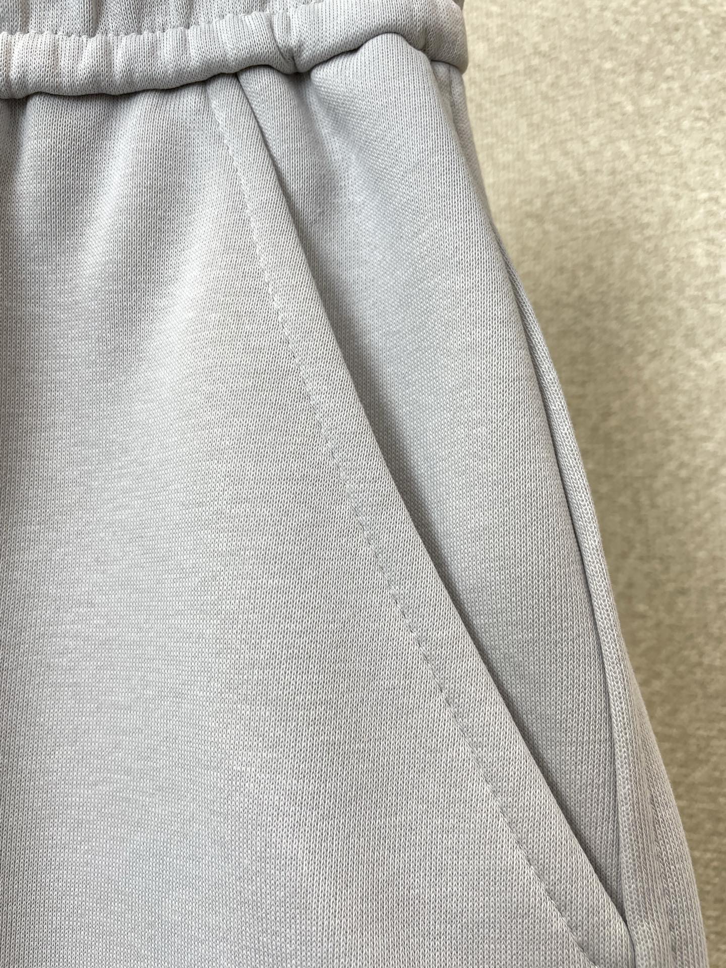 。Moncler蒙口💥砸锅卖铁都要上的新款新款休闲短裤🩳高端版本！专柜定制面料 透气舒适度高，细节无可挑