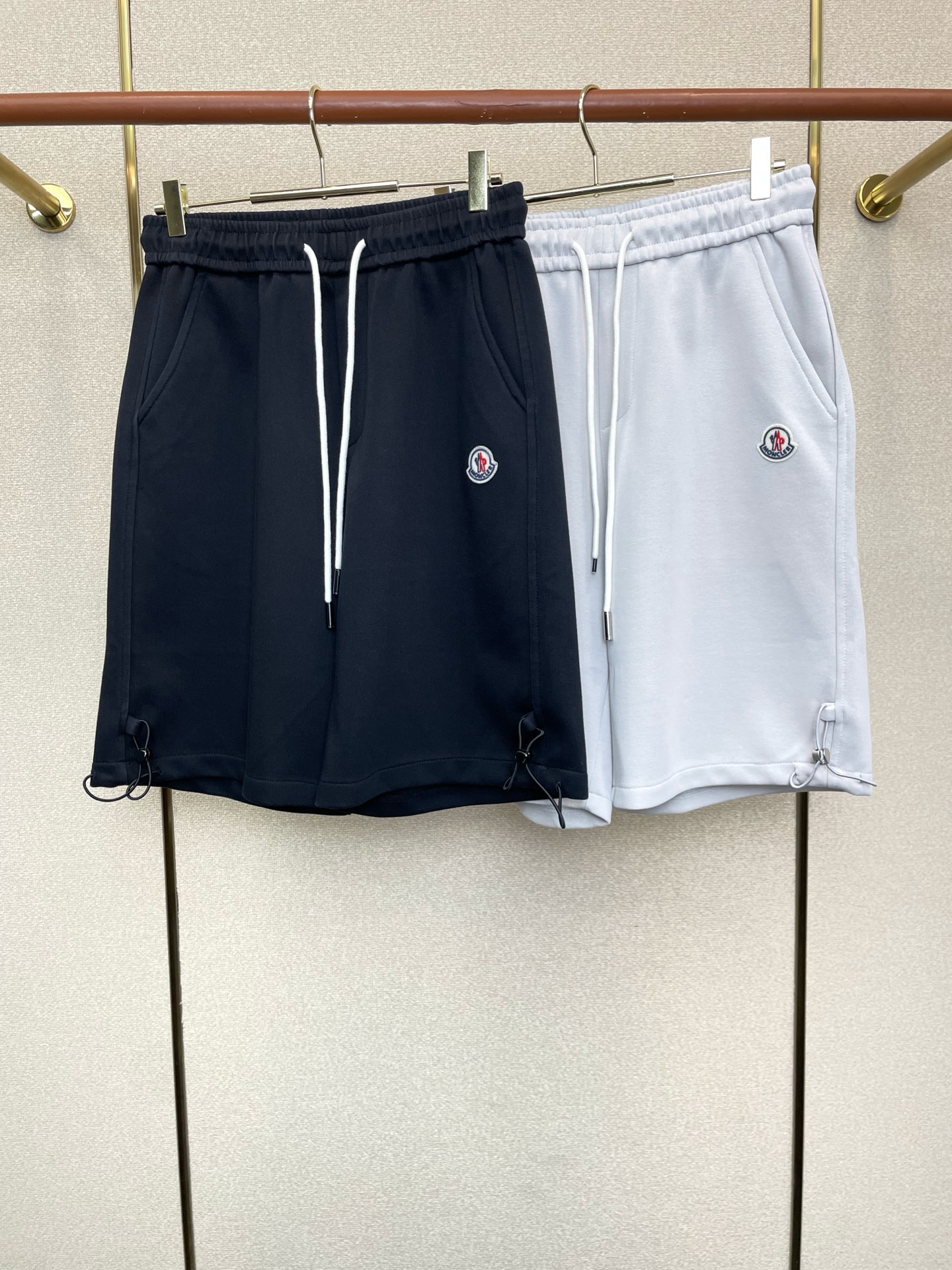 。Moncler蒙口💥砸锅卖铁都要上的新款新款休闲短裤🩳高端版本！专柜定制面料 透气舒适度高，细节无可挑