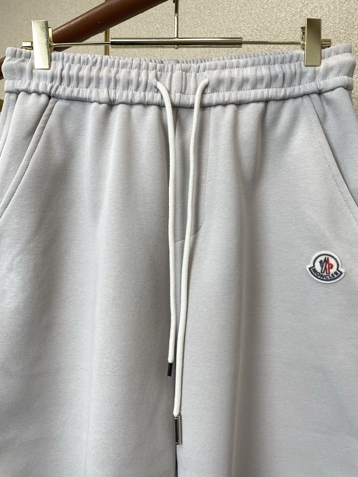 。Moncler蒙口💥砸锅卖铁都要上的新款新款休闲短裤🩳高端版本！专柜定制面料 透气舒适度高，细节无可挑