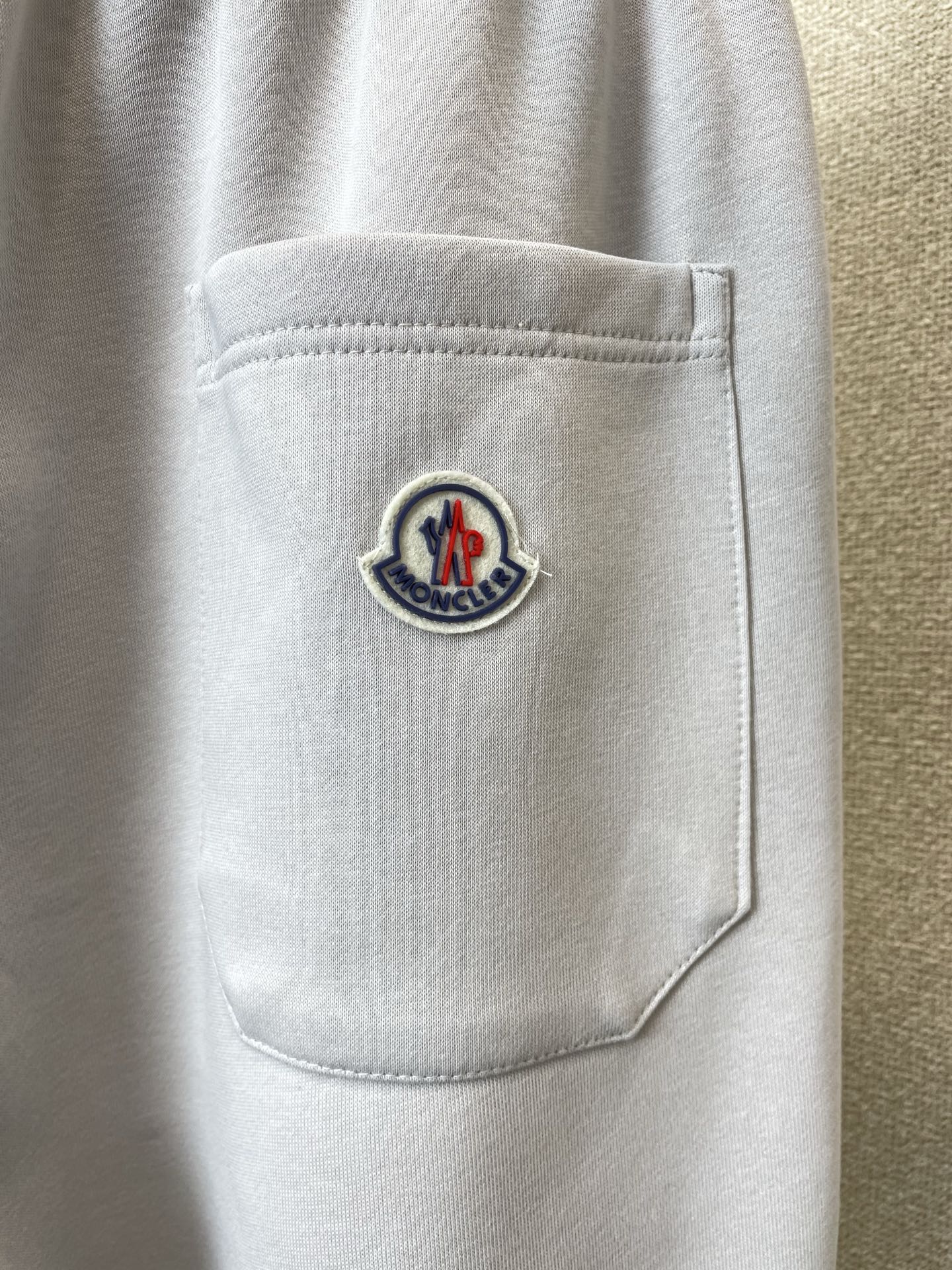 。Moncler蒙口💥砸锅卖铁都要上的新款新款休闲短裤🩳高端版本！专柜定制面料 透气舒适度高，细节无可挑