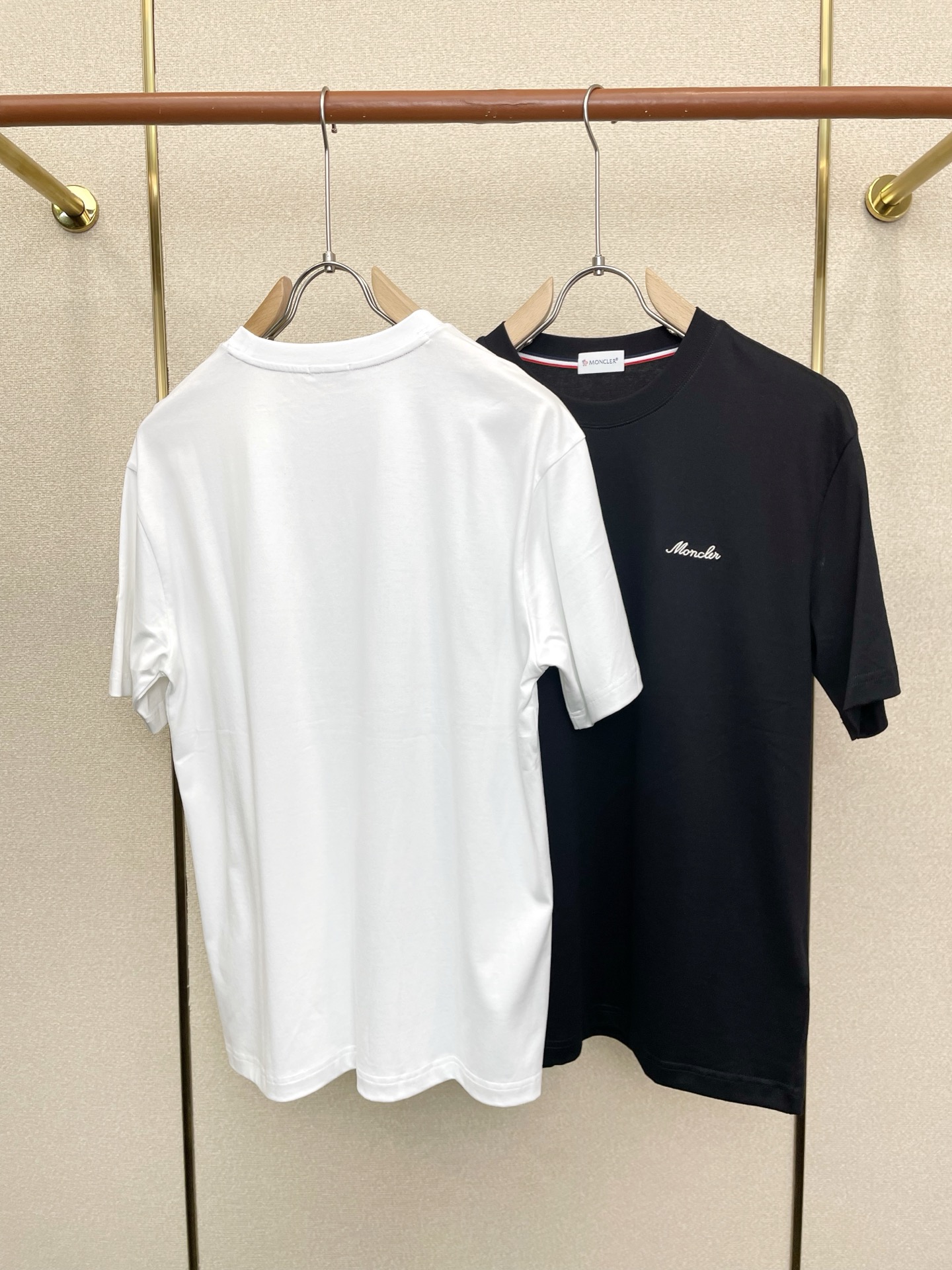 。Moncler蒙口💥砸锅卖铁都要上的新款新款原单男士休闲短袖 高端定制 高端版本 时尚百搭爆款⚠️⚠️