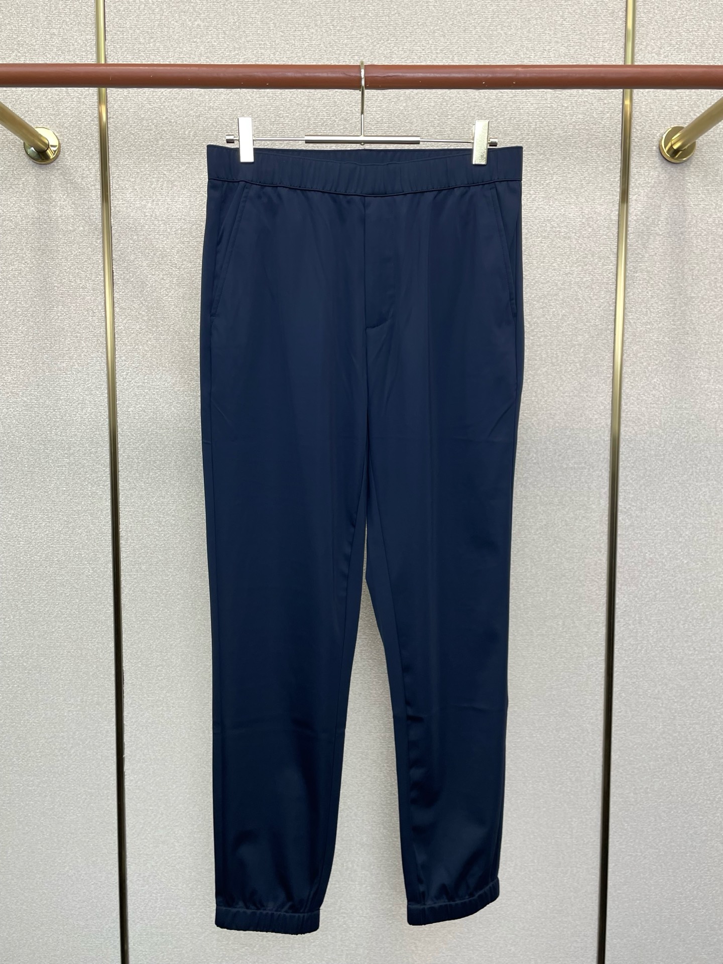 。Prada普拉达💥砸锅卖铁都要上的新款新款休闲裤 高端版本！专柜定制面料 透气舒适度高，细节无可挑剔，