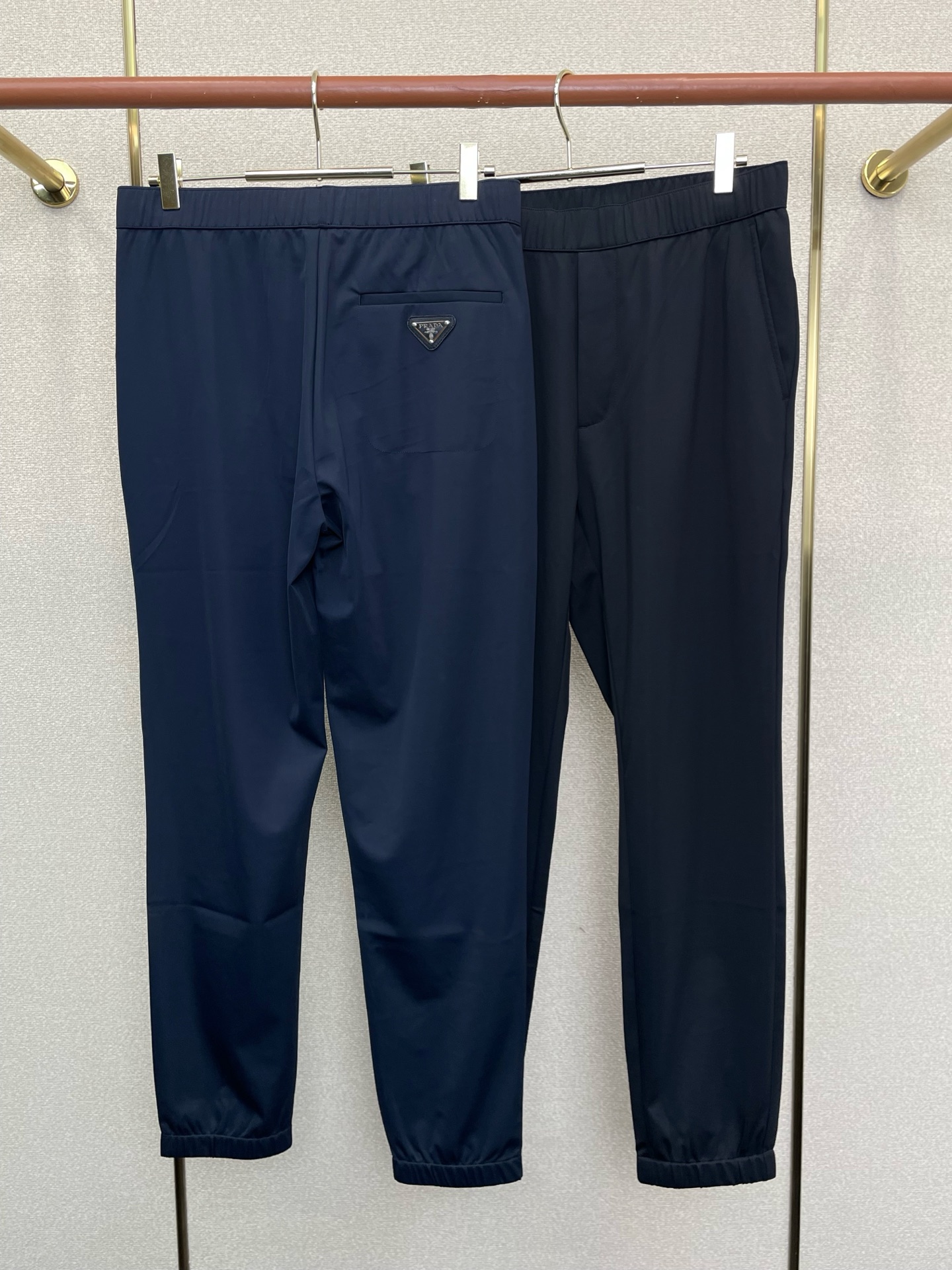 。Prada普拉达💥砸锅卖铁都要上的新款新款休闲裤 高端版本！专柜定制面料 透气舒适度高，细节无可挑剔，