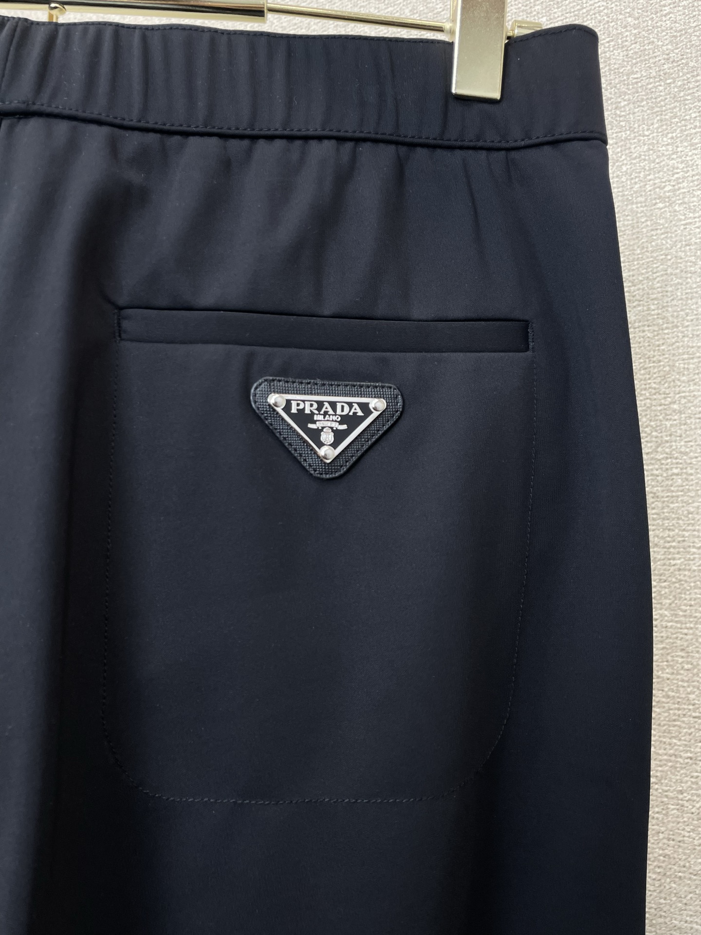 。Prada普拉达💥砸锅卖铁都要上的新款新款休闲裤 高端版本！专柜定制面料 透气舒适度高，细节无可挑剔，