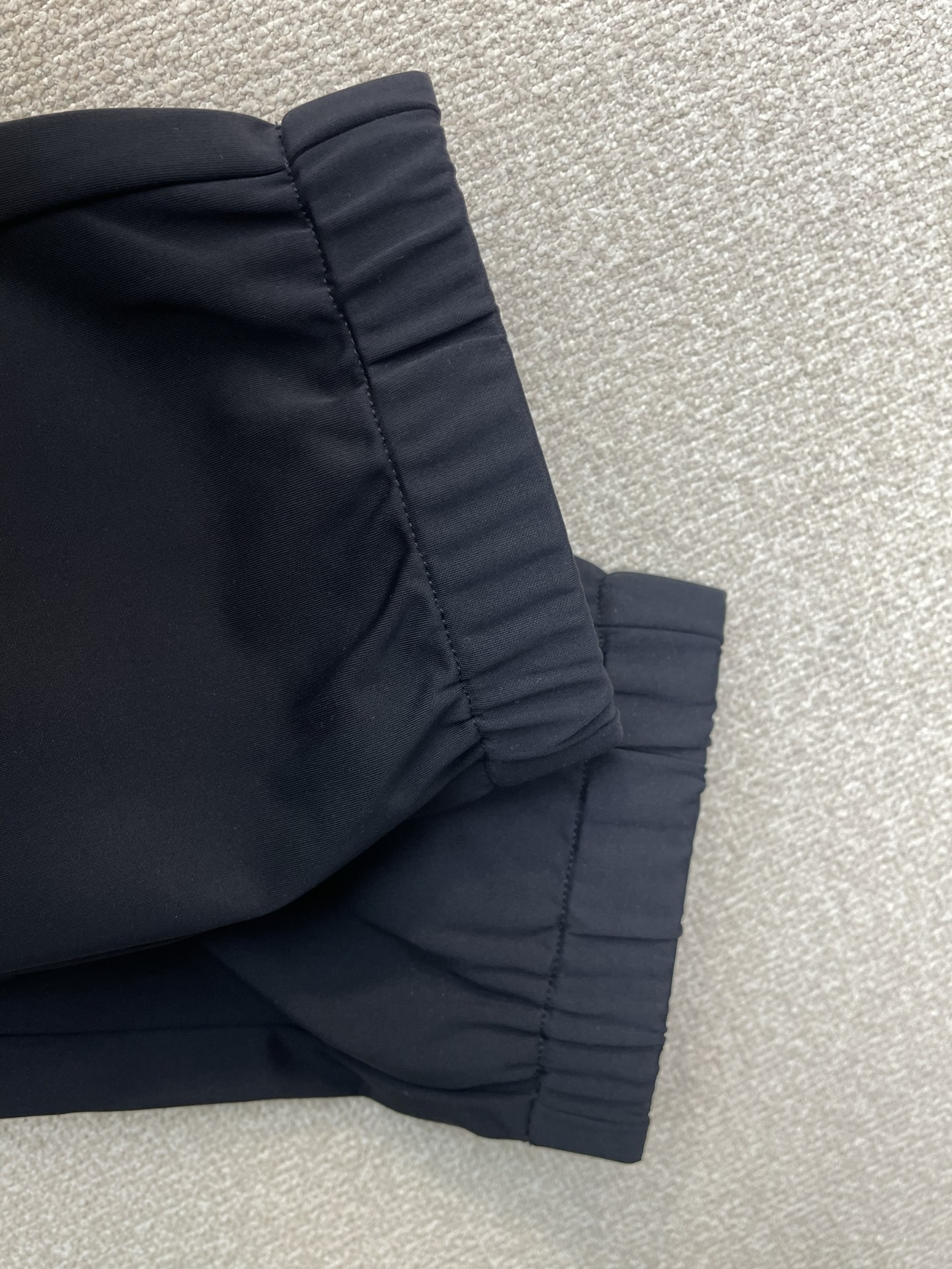 。Prada普拉达💥砸锅卖铁都要上的新款新款休闲裤 高端版本！专柜定制面料 透气舒适度高，细节无可挑剔，