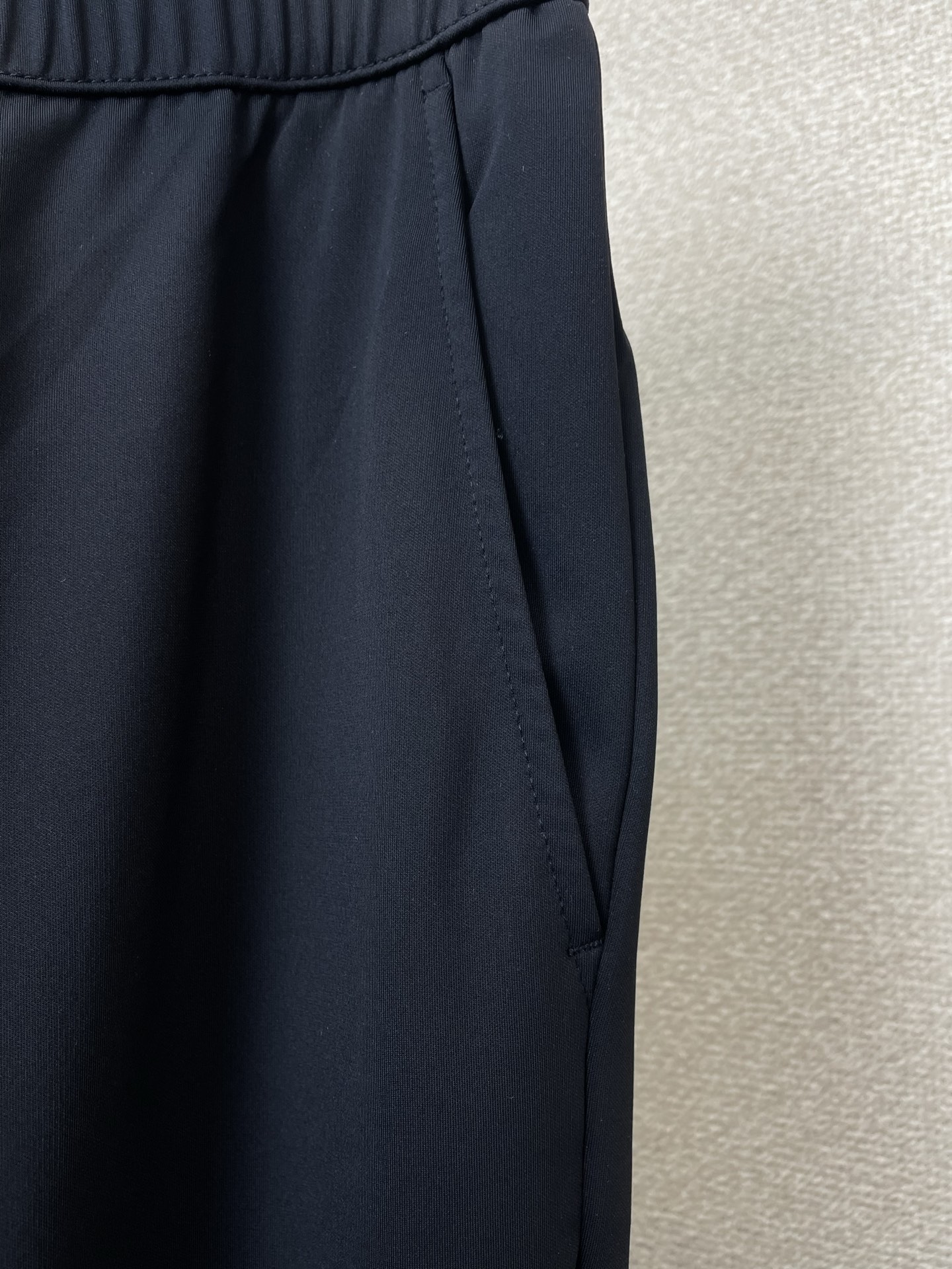 。Prada普拉达💥砸锅卖铁都要上的新款新款休闲裤 高端版本！专柜定制面料 透气舒适度高，细节无可挑剔，