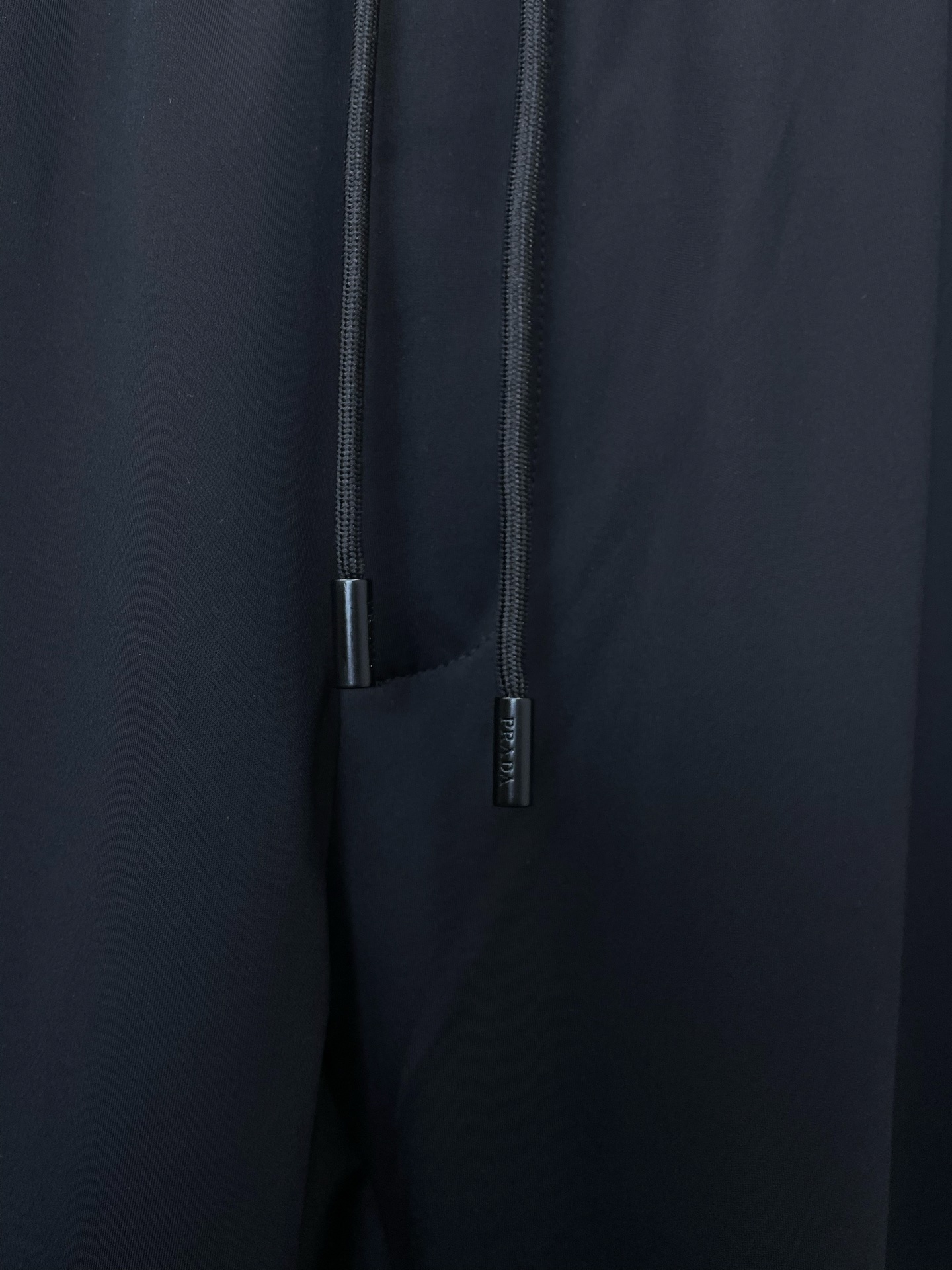 。Prada普拉达💥砸锅卖铁都要上的新款新款休闲裤 高端版本！专柜定制面料 透气舒适度高，细节无可挑剔，