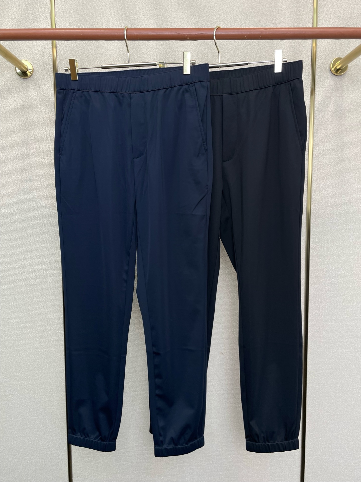 。Prada普拉达💥砸锅卖铁都要上的新款新款休闲裤 高端版本！专柜定制面料 透气舒适度高，细节无可挑剔，