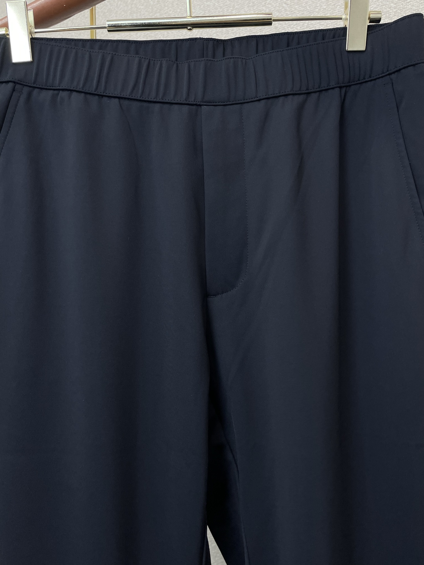 。Prada普拉达💥砸锅卖铁都要上的新款新款休闲裤 高端版本！专柜定制面料 透气舒适度高，细节无可挑剔，