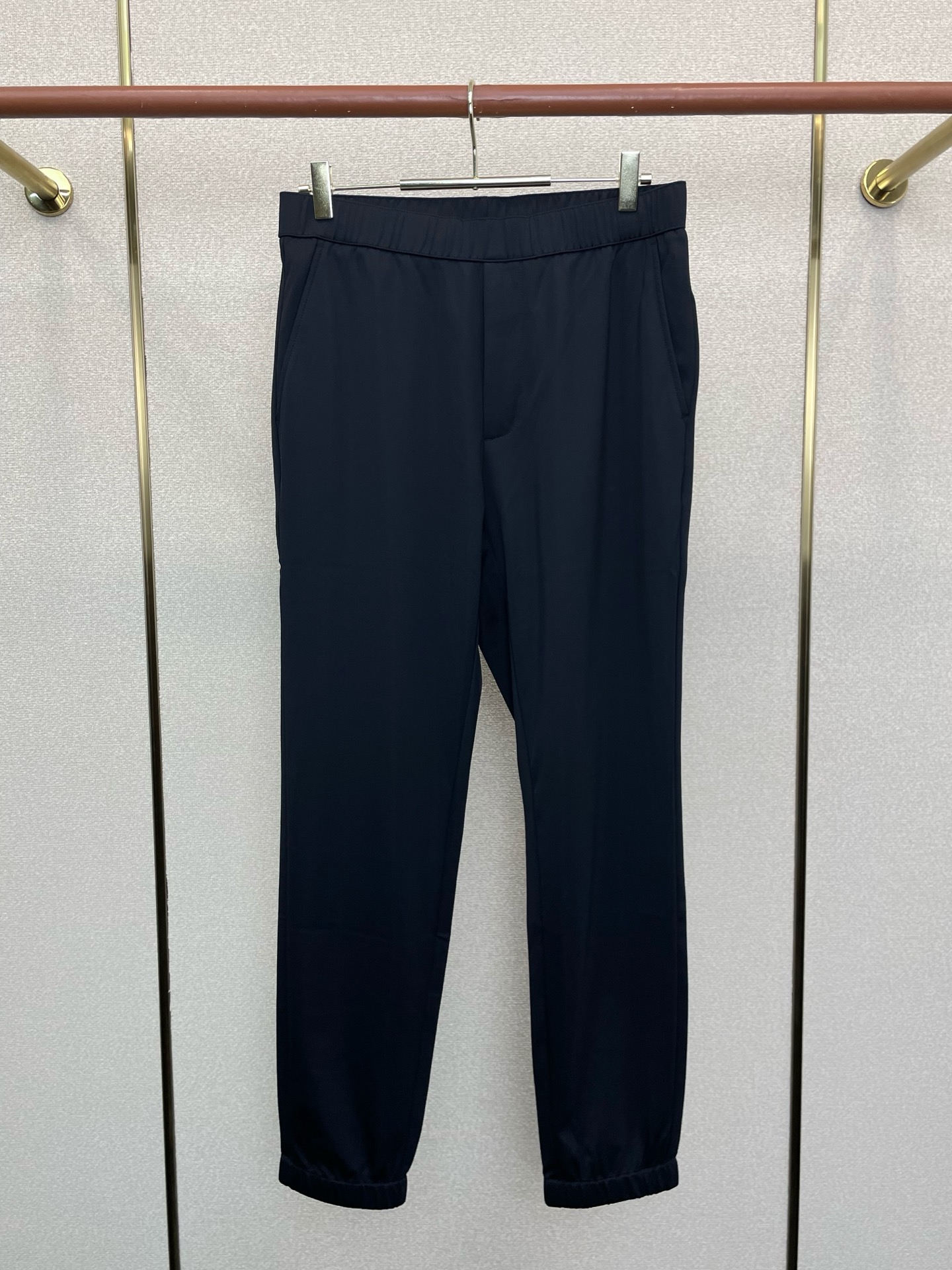 。Prada普拉达💥砸锅卖铁都要上的新款新款休闲裤 高端版本！专柜定制面料 透气舒适度高，细节无可挑剔，