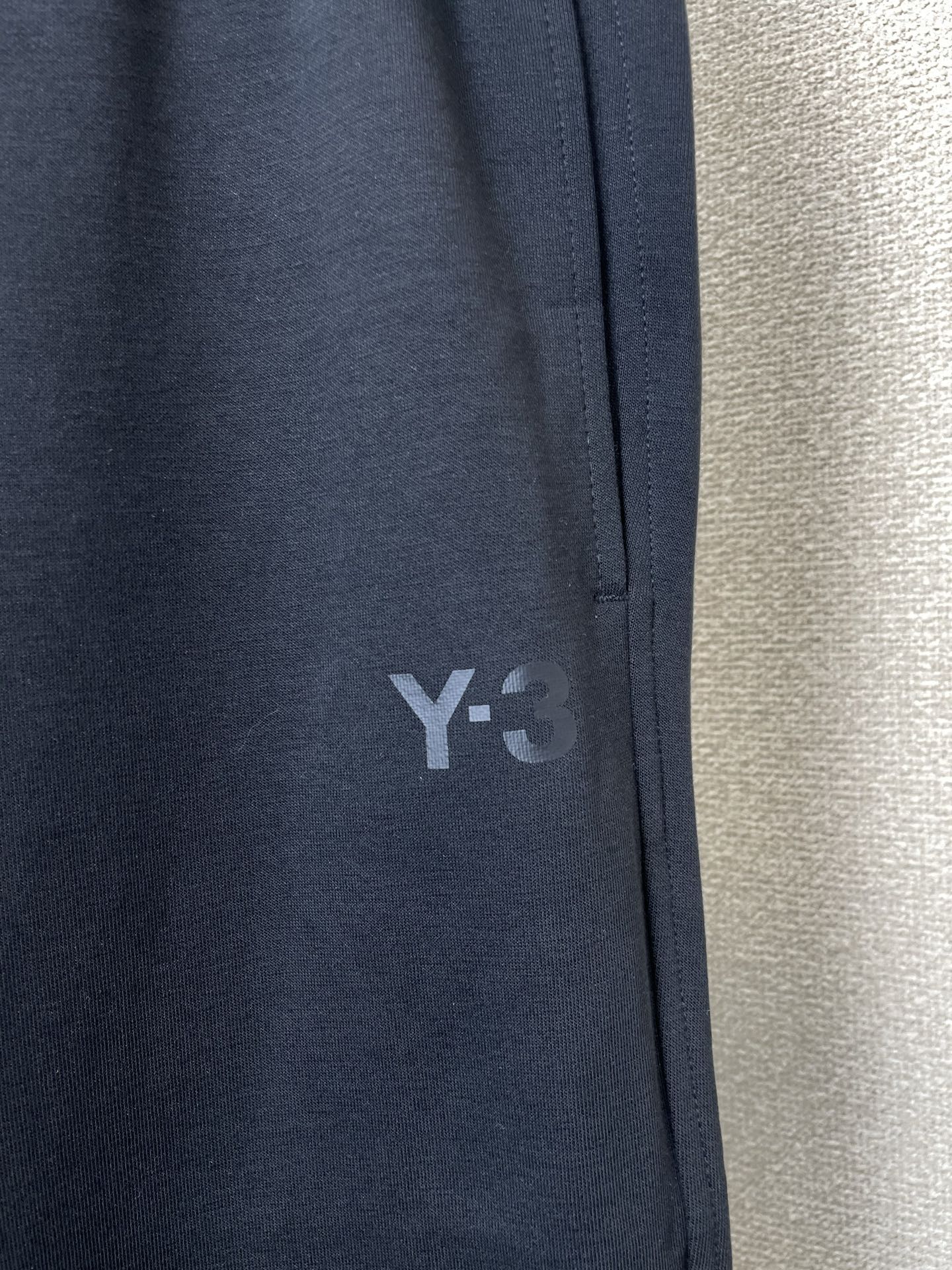 。Y-3山本耀司💥砸锅卖铁都要上的新款新款休闲裤 高端版本！专柜定制面料 透气舒适度高，细节无可挑剔，品