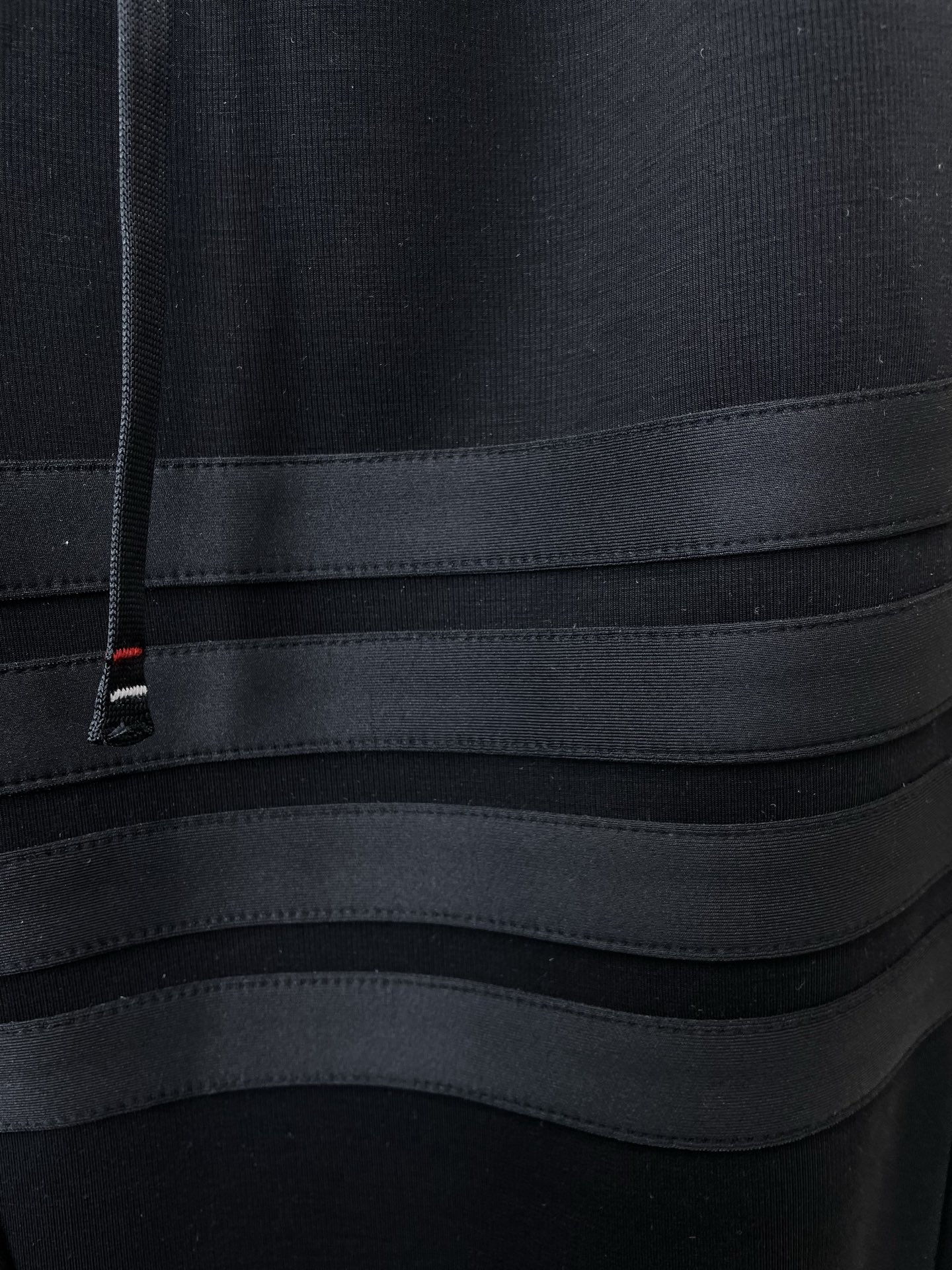 。Thom Browne汤姆布朗💥砸锅卖铁都要上的新款新款 休闲裤 高端版本！专柜定制面料 透气舒适度高