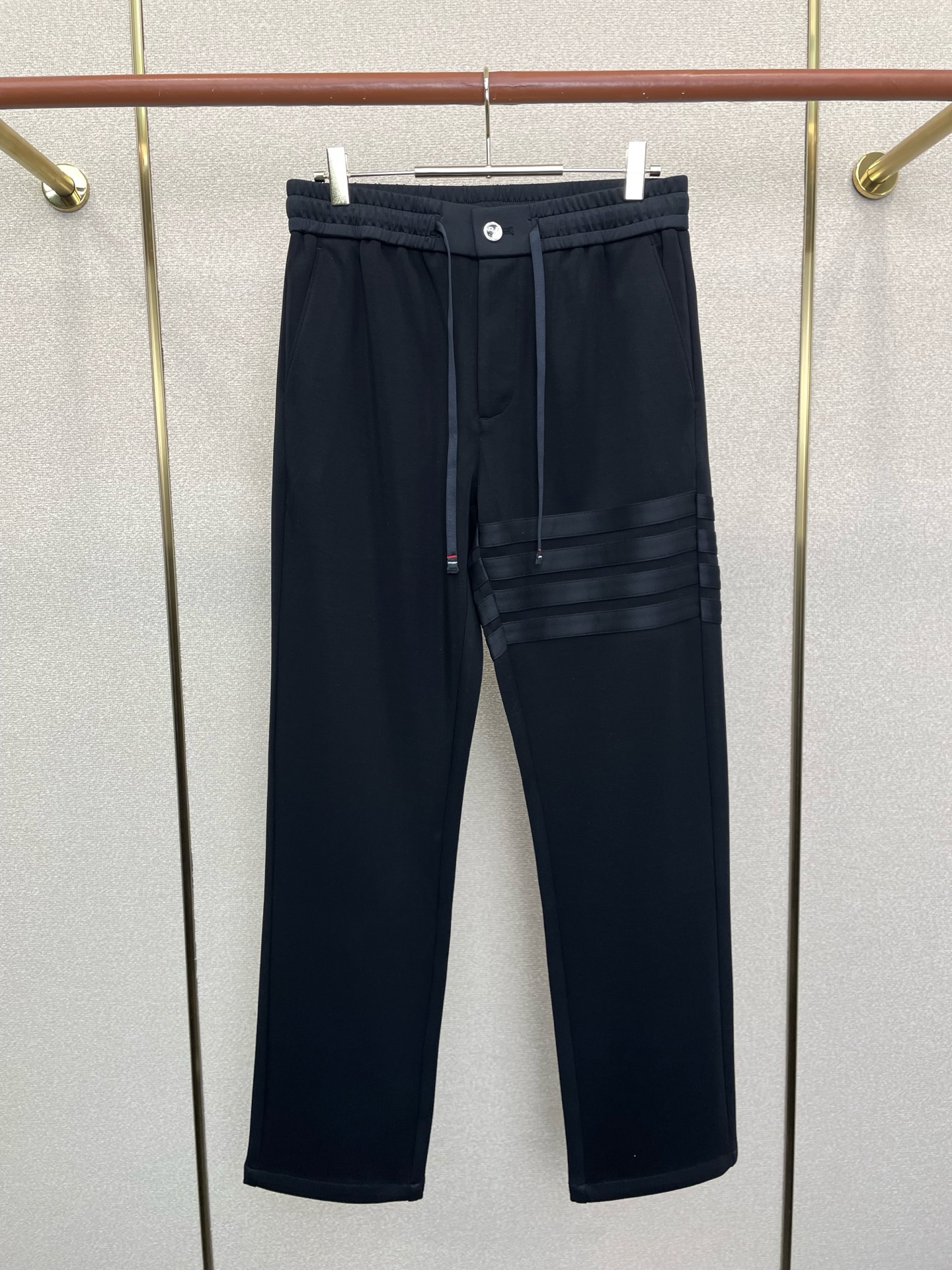 。Thom Browne汤姆布朗💥砸锅卖铁都要上的新款新款 休闲裤 高端版本！专柜定制面料 透气舒适度高