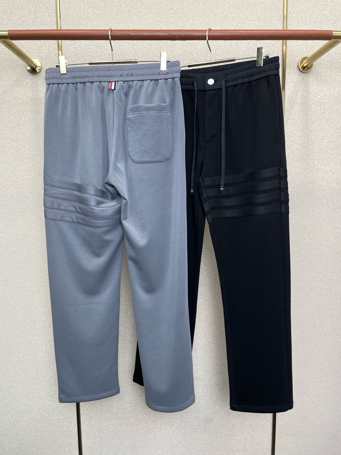 。Thom Browne汤姆布朗💥砸锅卖铁都要上的新款新款 休闲裤 高端版本！专柜定制面料 透气舒适度高