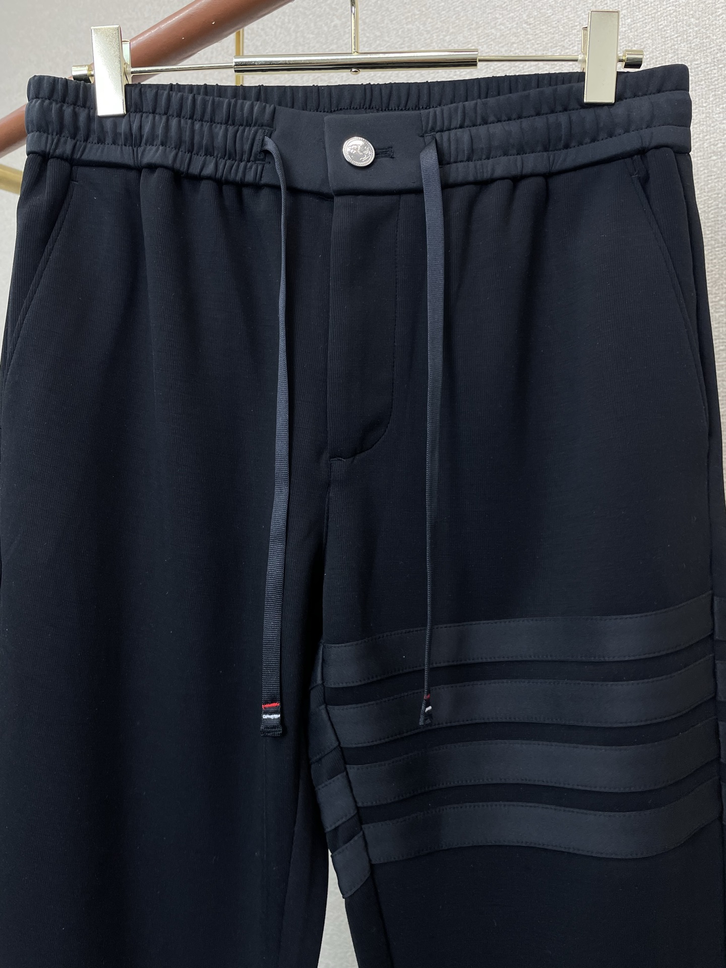 。Thom Browne汤姆布朗💥砸锅卖铁都要上的新款新款 休闲裤 高端版本！专柜定制面料 透气舒适度高