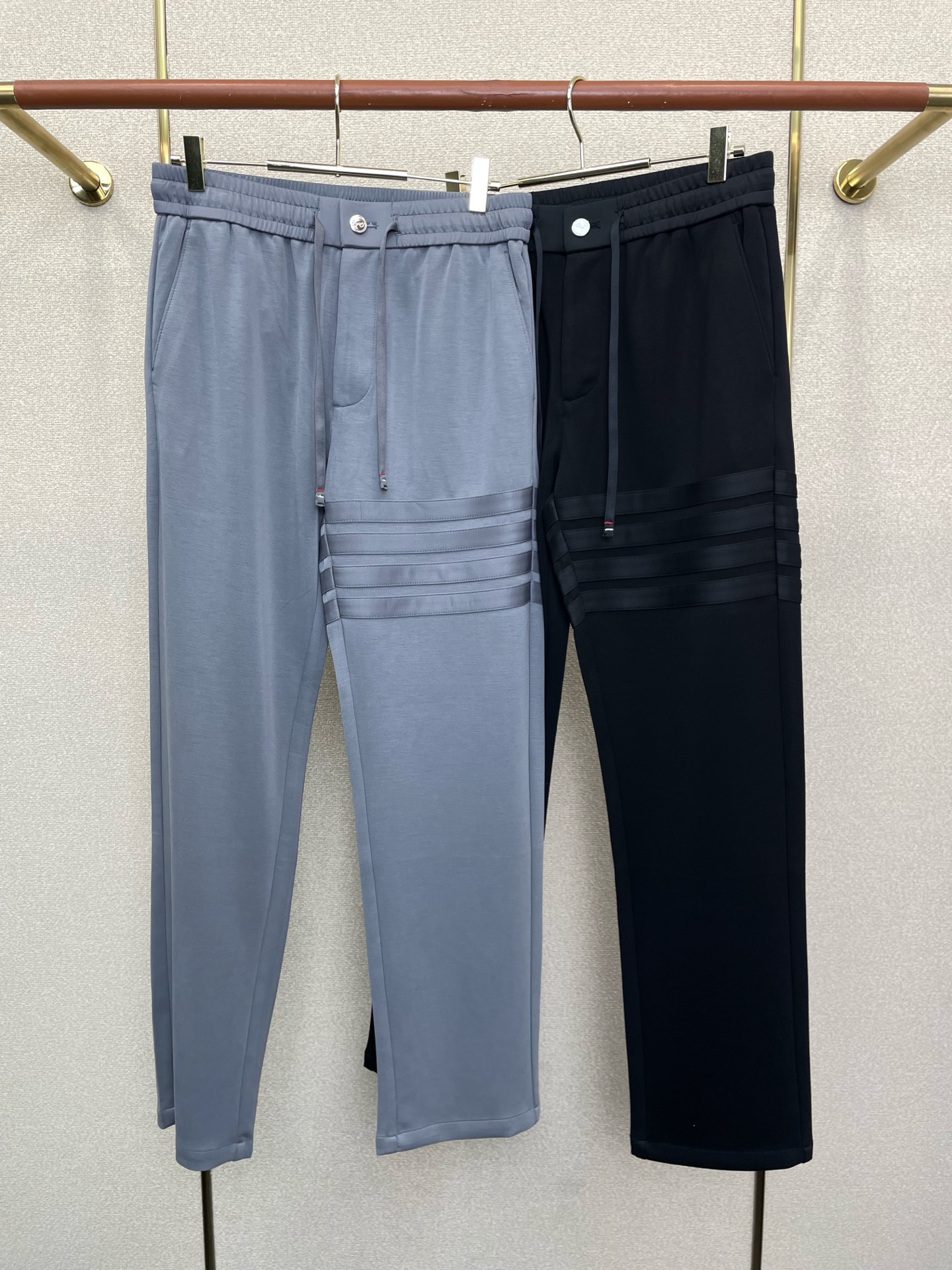 。Thom Browne汤姆布朗💥砸锅卖铁都要上的新款新款 休闲裤 高端版本！专柜定制面料 透气舒适度高