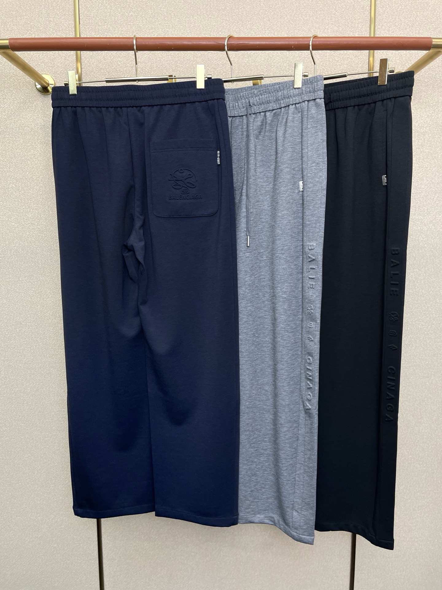 。BALENCIAGA巴黎世家💥砸锅卖铁都要上的新款新款 休闲裤 高端版本！专柜定制面料 透气舒适度高，