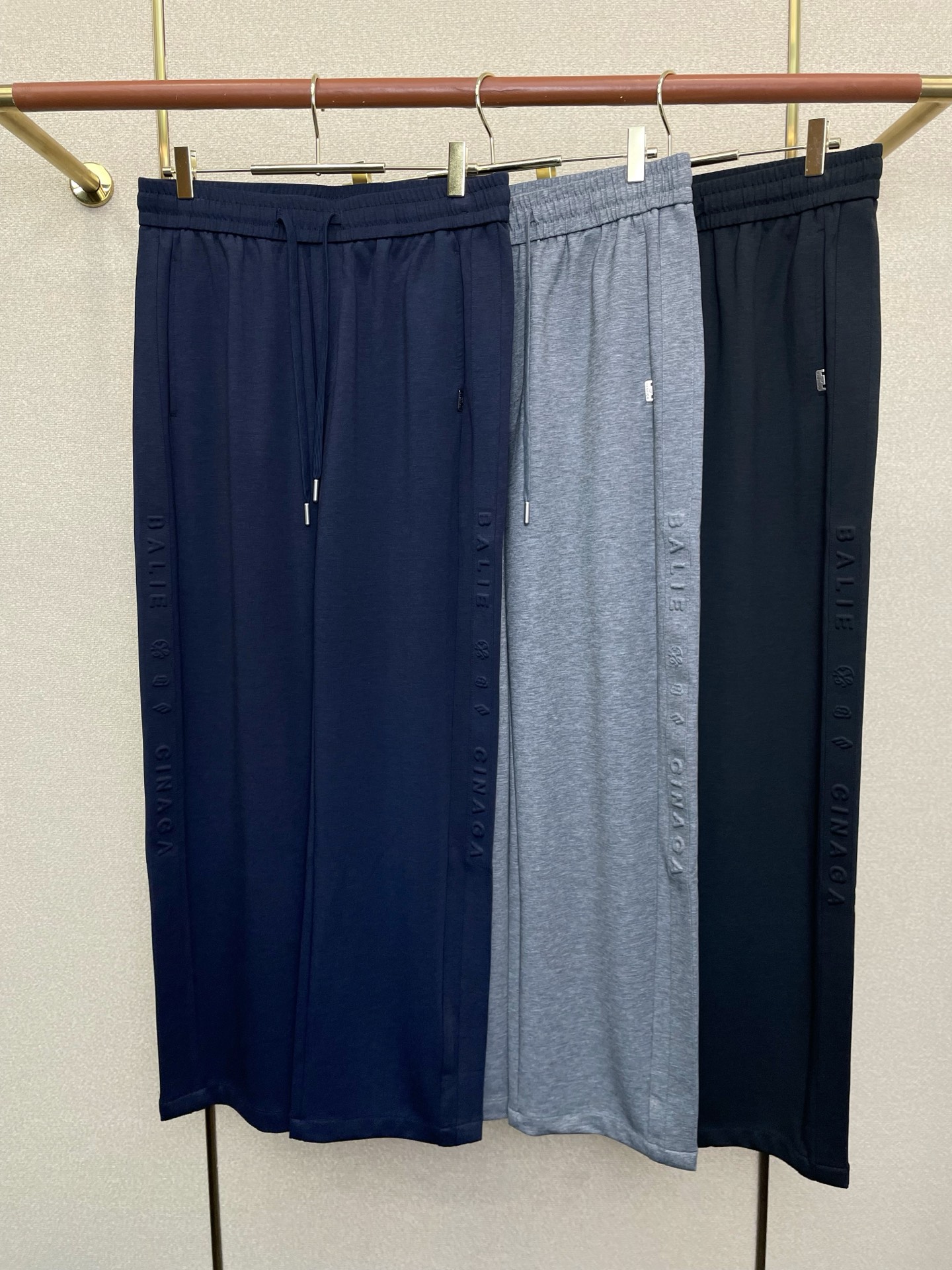 。BALENCIAGA巴黎世家💥砸锅卖铁都要上的新款新款 休闲裤 高端版本！专柜定制面料 透气舒适度高，