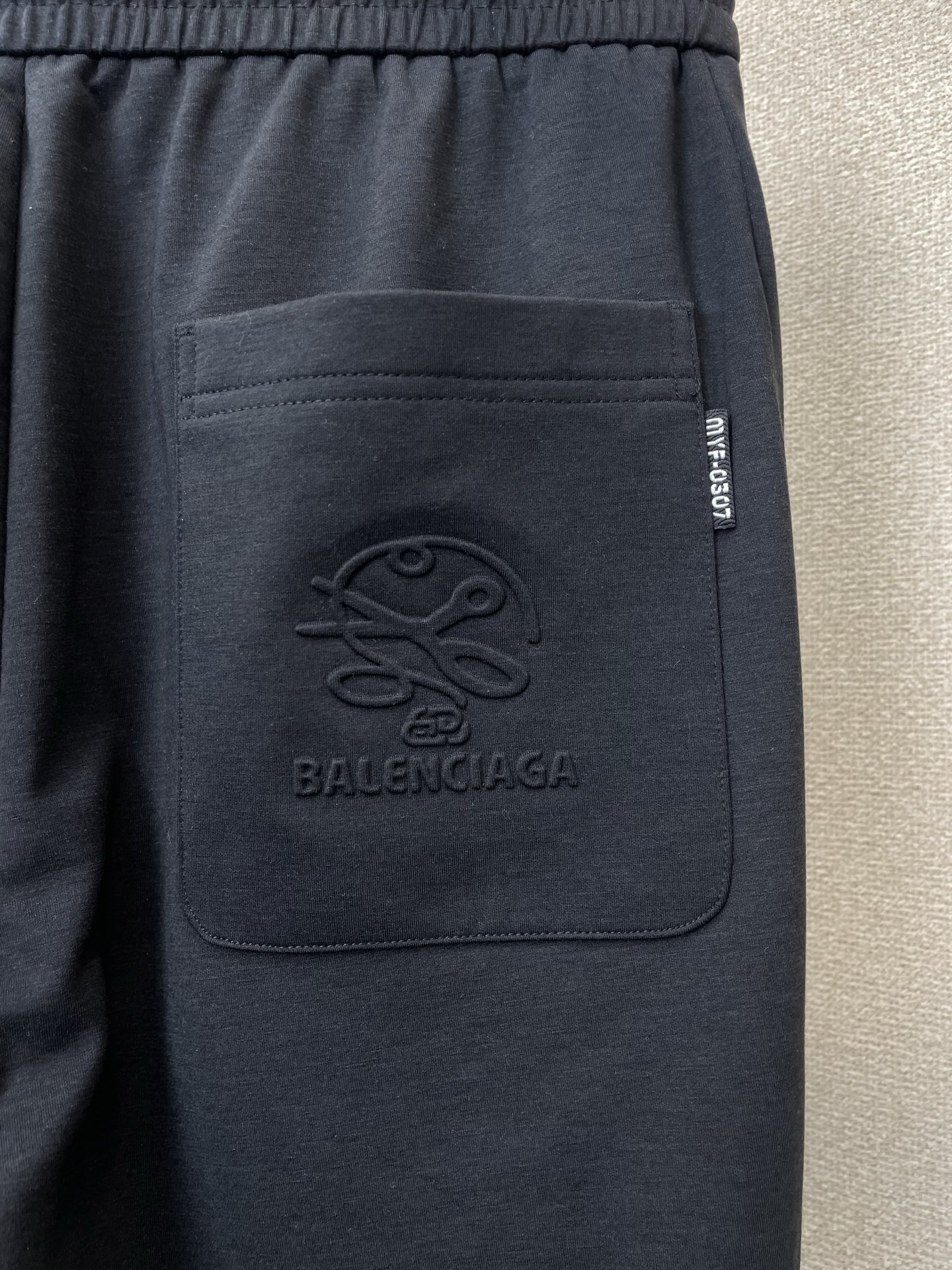 。BALENCIAGA巴黎世家💥砸锅卖铁都要上的新款新款 休闲裤 高端版本！专柜定制面料 透气舒适度高，