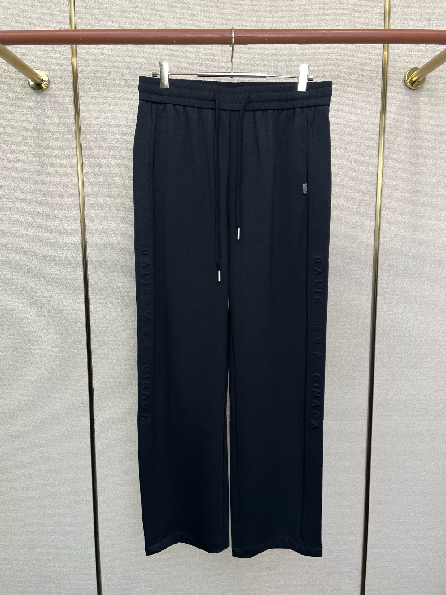 。BALENCIAGA巴黎世家💥砸锅卖铁都要上的新款新款 休闲裤 高端版本！专柜定制面料 透气舒适度高，