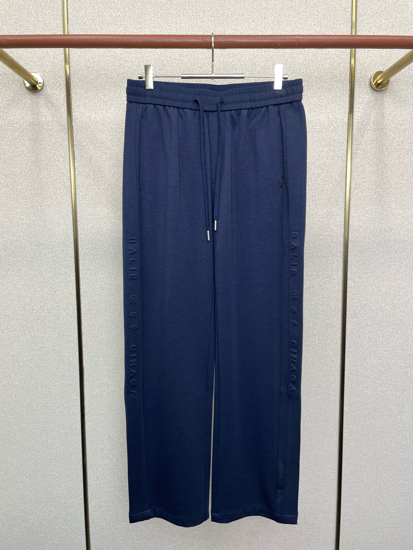 。BALENCIAGA巴黎世家💥砸锅卖铁都要上的新款新款 休闲裤 高端版本！专柜定制面料 透气舒适度高，