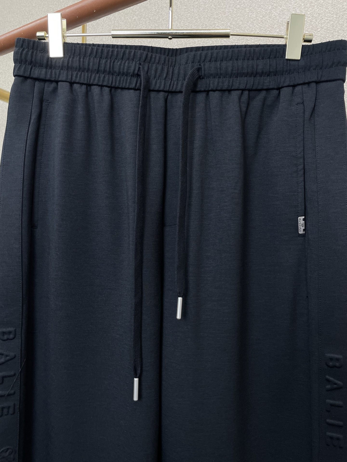 。BALENCIAGA巴黎世家💥砸锅卖铁都要上的新款新款 休闲裤 高端版本！专柜定制面料 透气舒适度高，