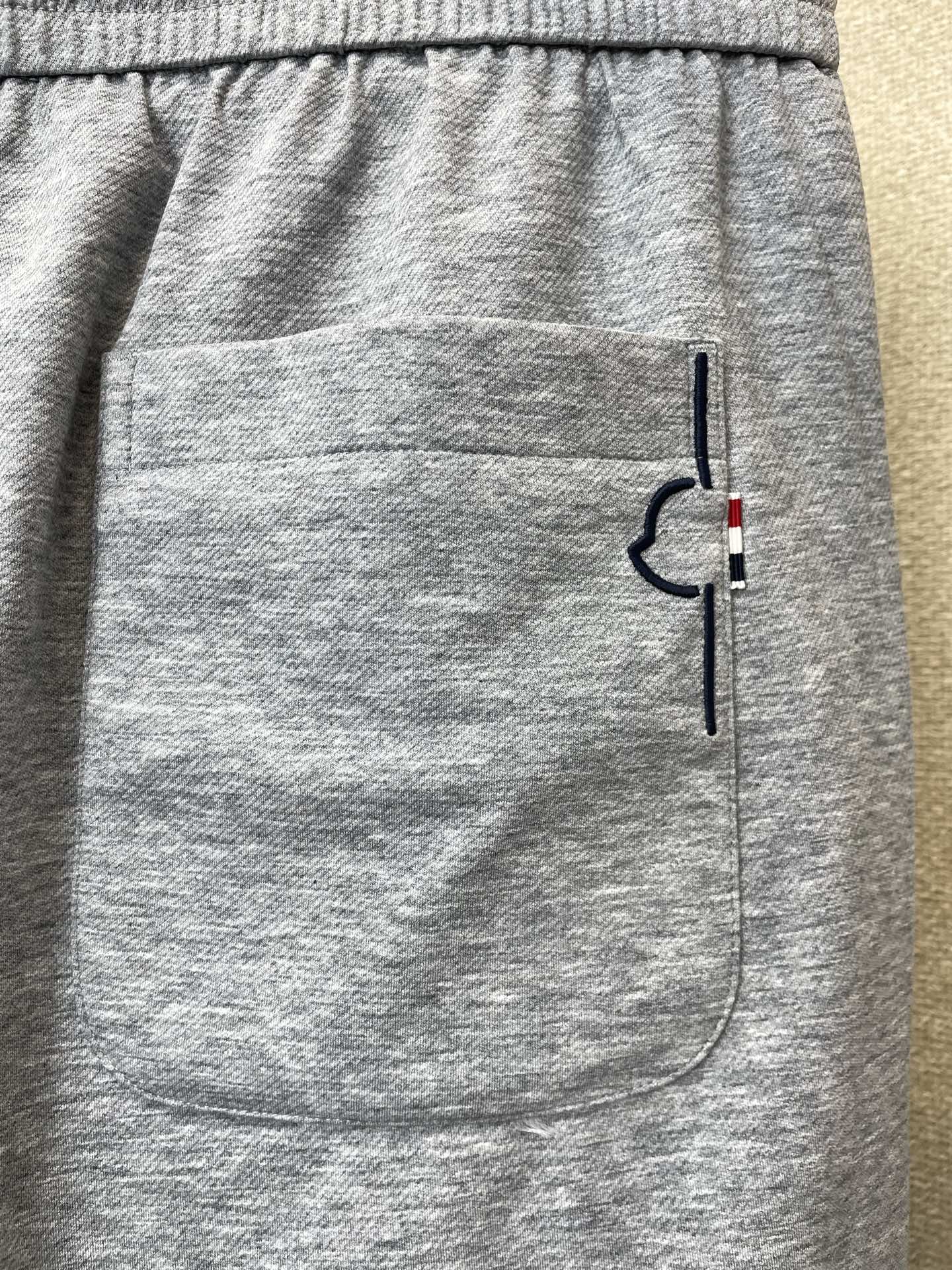 。Moncler蒙口💥砸锅卖铁都要上的新款新款 休闲裤 高端版本！专柜定制面料 透气舒适度高，细节无可挑