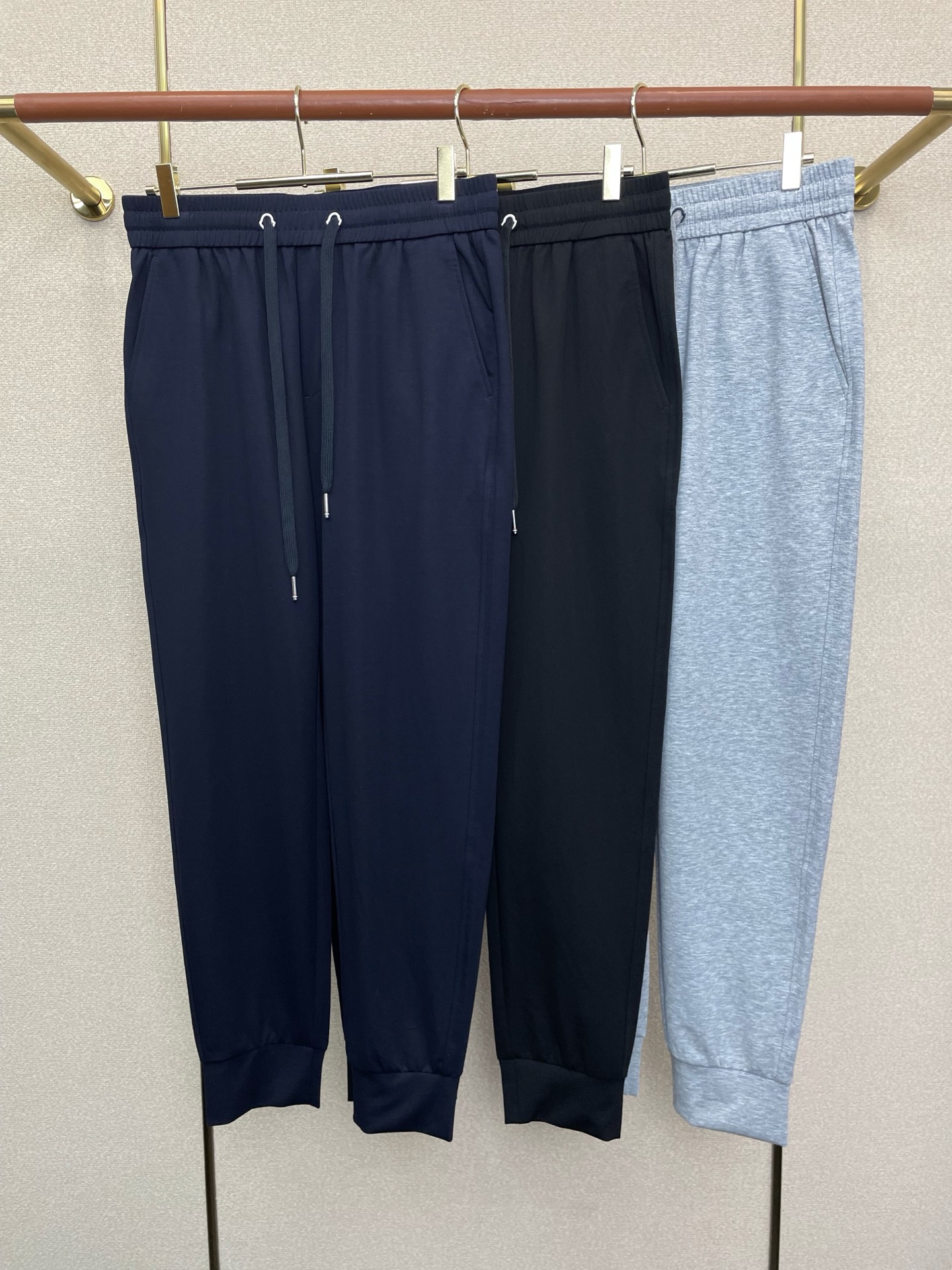 。Moncler蒙口💥砸锅卖铁都要上的新款新款 休闲裤 高端版本！专柜定制面料 透气舒适度高，细节无可挑