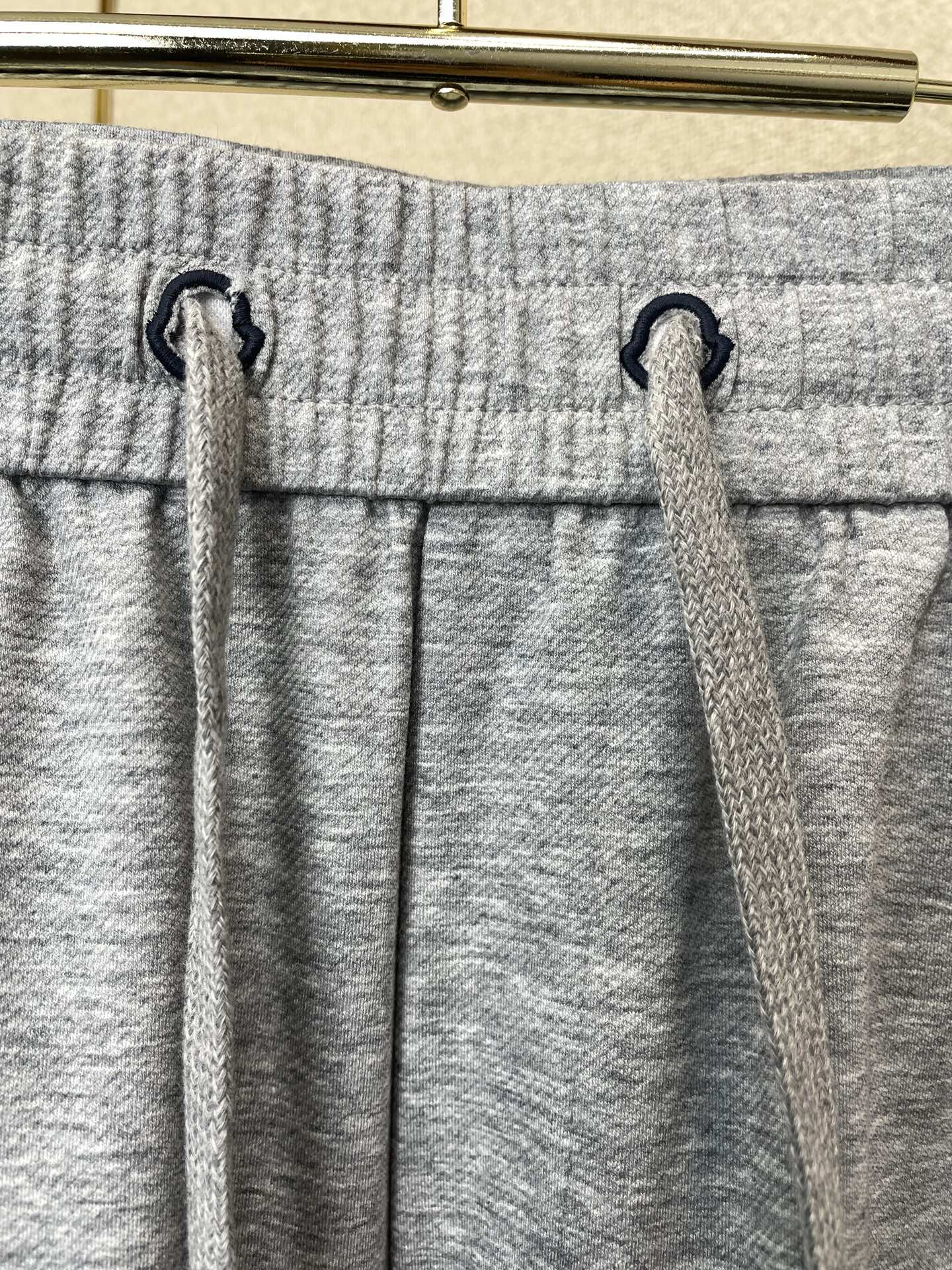 。Moncler蒙口💥砸锅卖铁都要上的新款新款 休闲裤 高端版本！专柜定制面料 透气舒适度高，细节无可挑