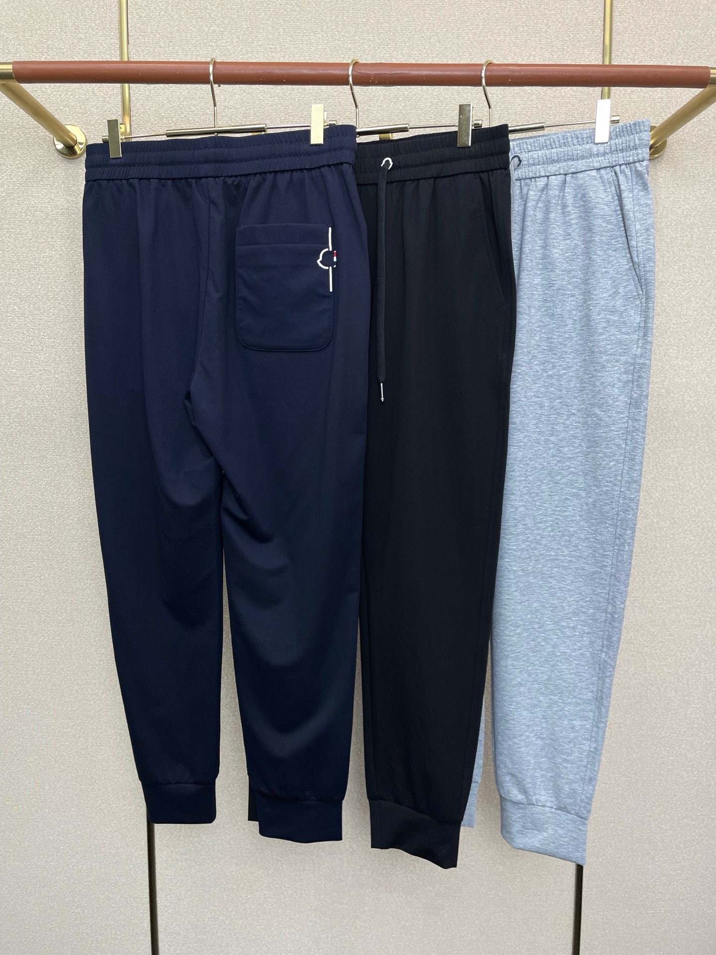 。Moncler蒙口💥砸锅卖铁都要上的新款新款 休闲裤 高端版本！专柜定制面料 透气舒适度高，细节无可挑