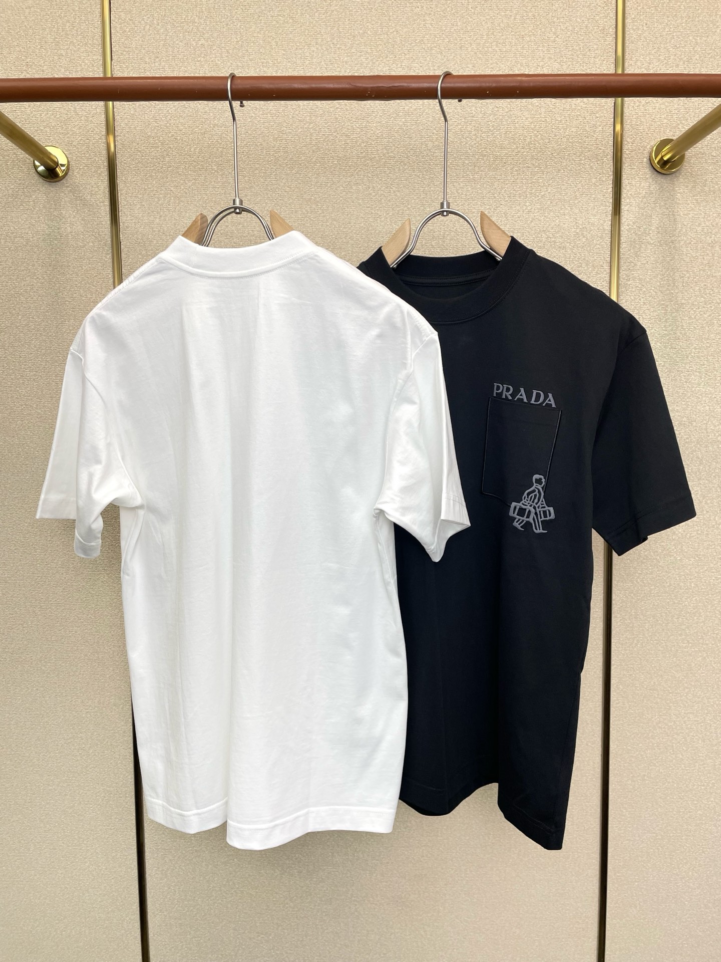 。Prada普拉达💥砸锅卖铁都要上的新款新款原单男士休闲短袖 高端定制 高端版本 时尚百搭爆款⚠️⚠️✨