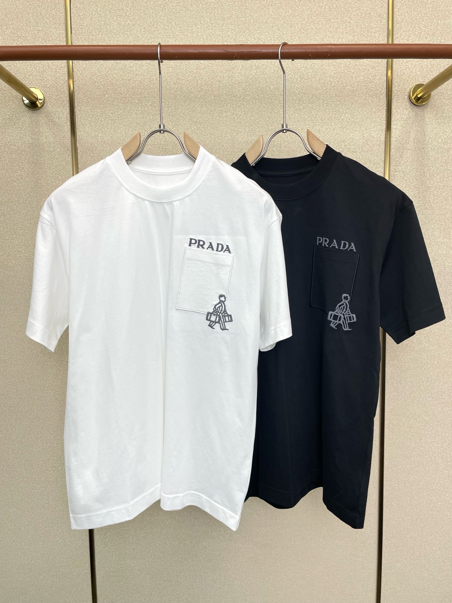 。Prada普拉达💥砸锅卖铁都要上的新款新款原单男士休闲短袖 高端定制 高端版本 时尚百搭爆款⚠️⚠️✨