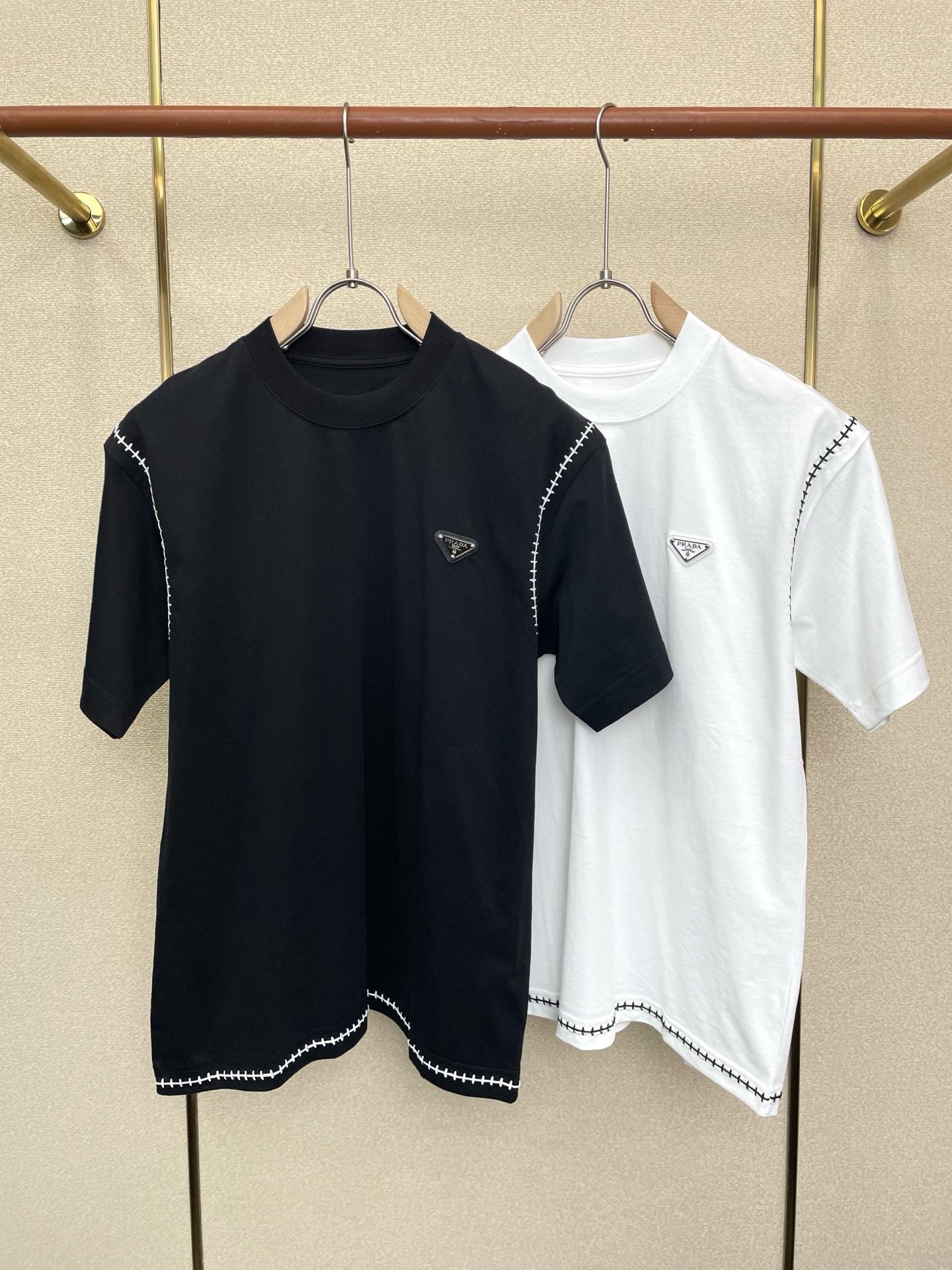 。Prada普拉达💥砸锅卖铁都要上的新款新款原单男士休闲短袖 高端定制 高端版本 时尚百搭爆款⚠️⚠️✨