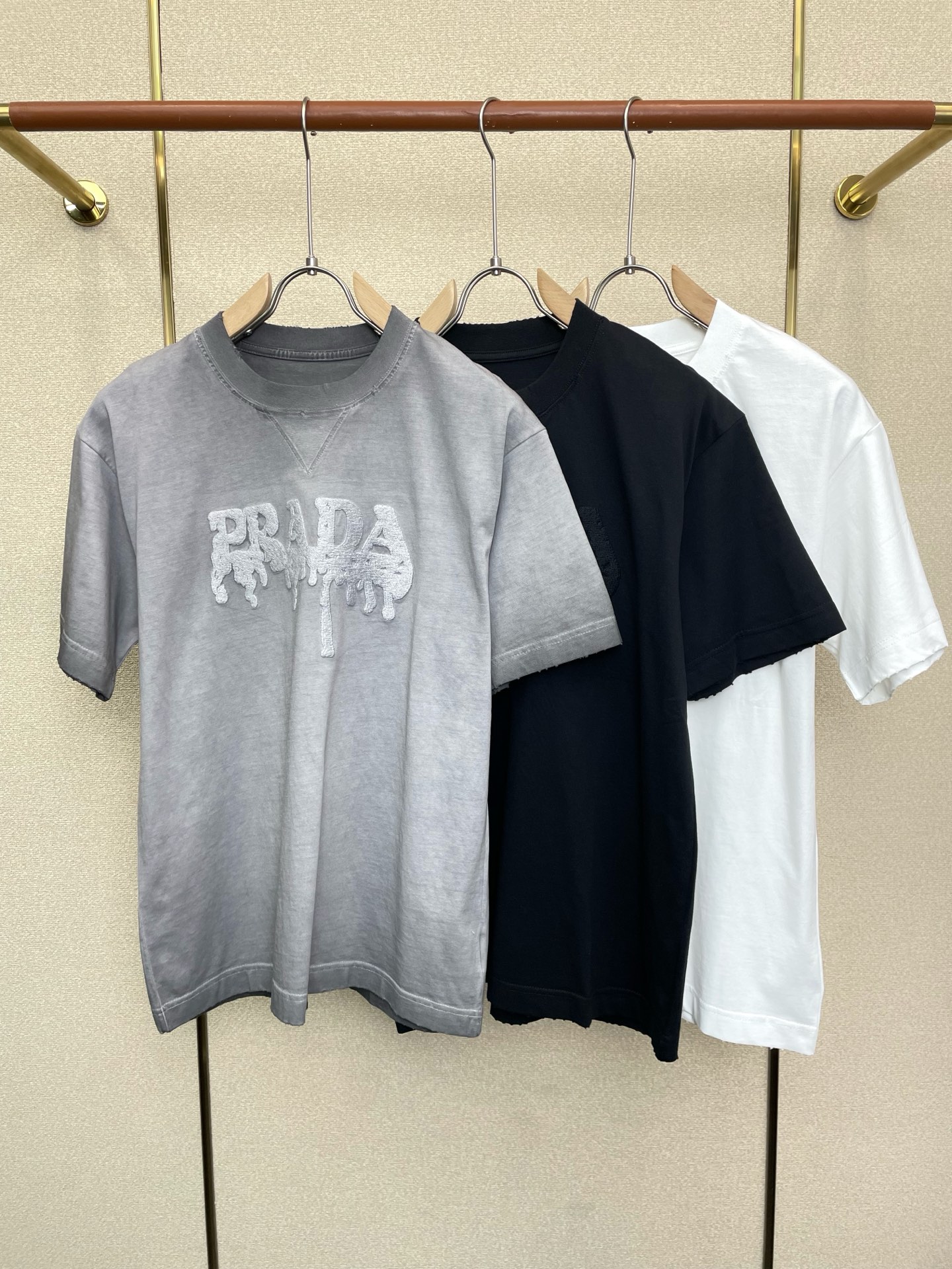 NO:776178,.Prada exclusively supplies new original men's casual short-sleeves, high-end customization, high-end versions, fashionable and versatile imported fabrics, super soft and delicate to the touch, skin-friendly and comfortable to wear, high-end boutiques, the upper body is exquisitely made by the factory, a must-have item for men, complete with three standards, code number 46-54,, prada, prada, T-shirt,19860909.Prada普拉达独家专供新款原单男士休闲短袖 高端定制 高端版本 时尚百搭爆款进口面料 手感超柔软细腻 穿着亲肤舒适 高端精品 代工厂精细做上身非常赞 男士必备单品 三标齐全 码数46-54,,prada,prada,T-shirt,,Men's clothing